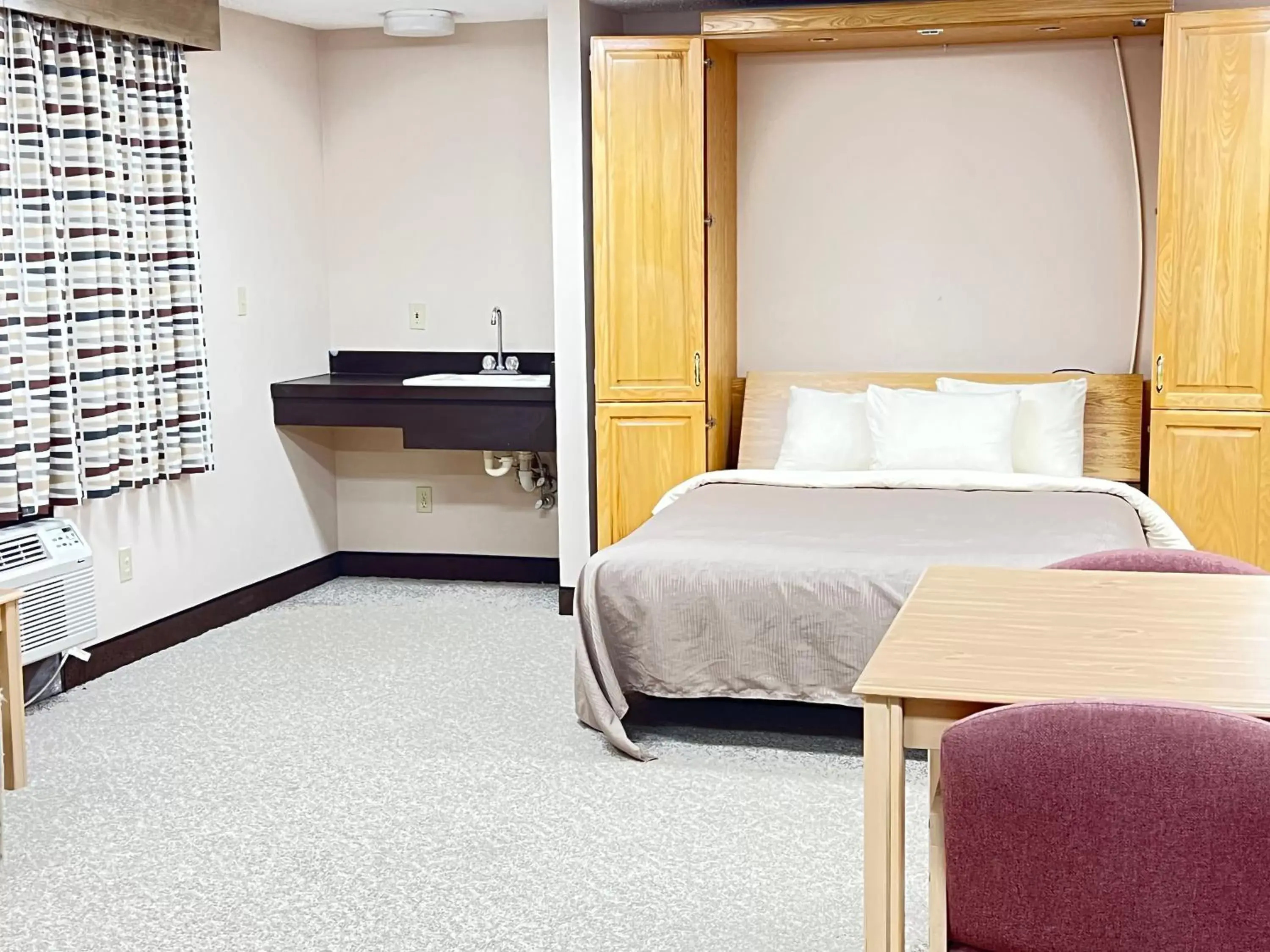 Bed in Viking Arms Inn - Ludington