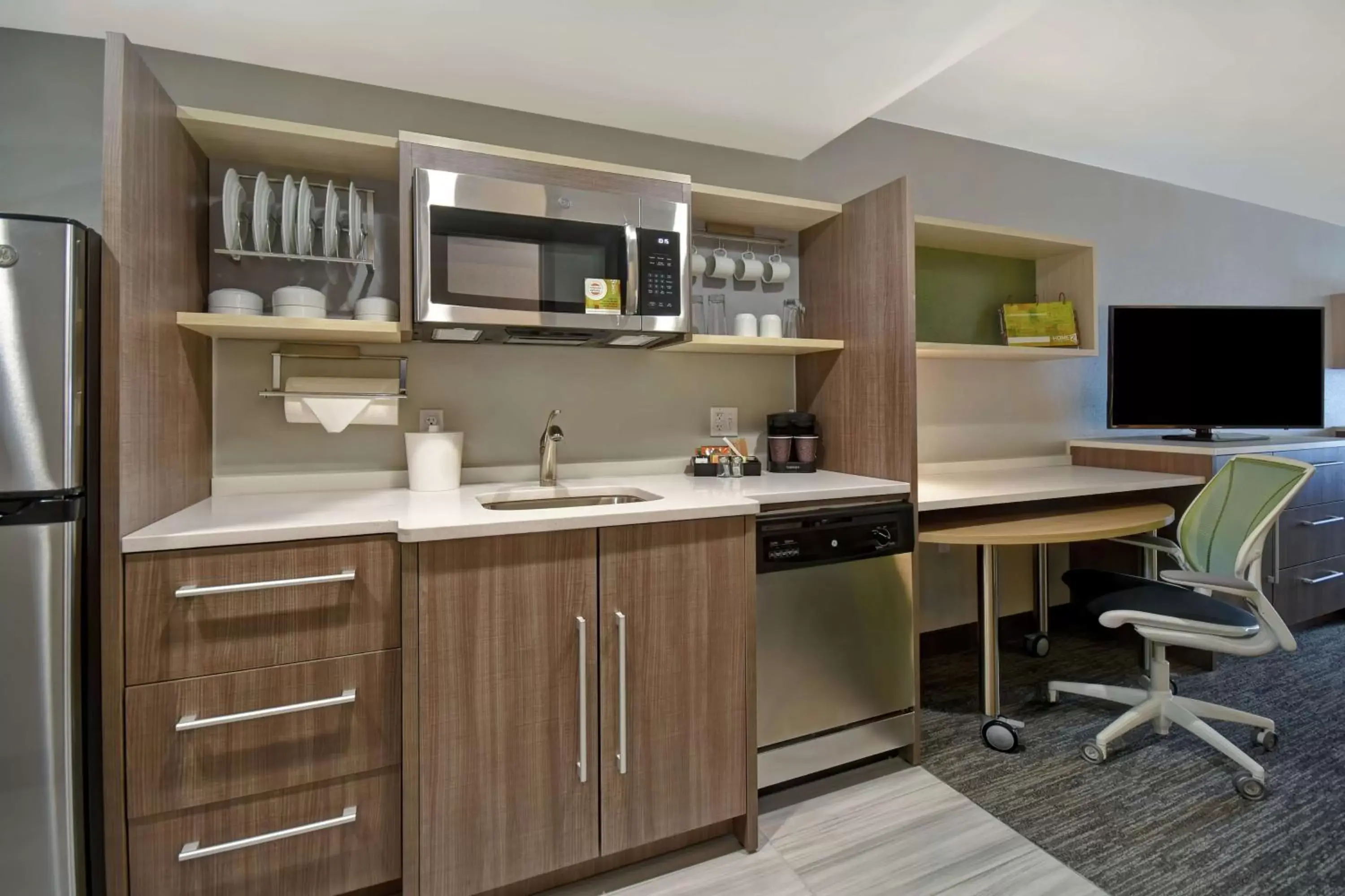 Bedroom, Kitchen/Kitchenette in Home2 Suites By Hilton Taylor Detroit