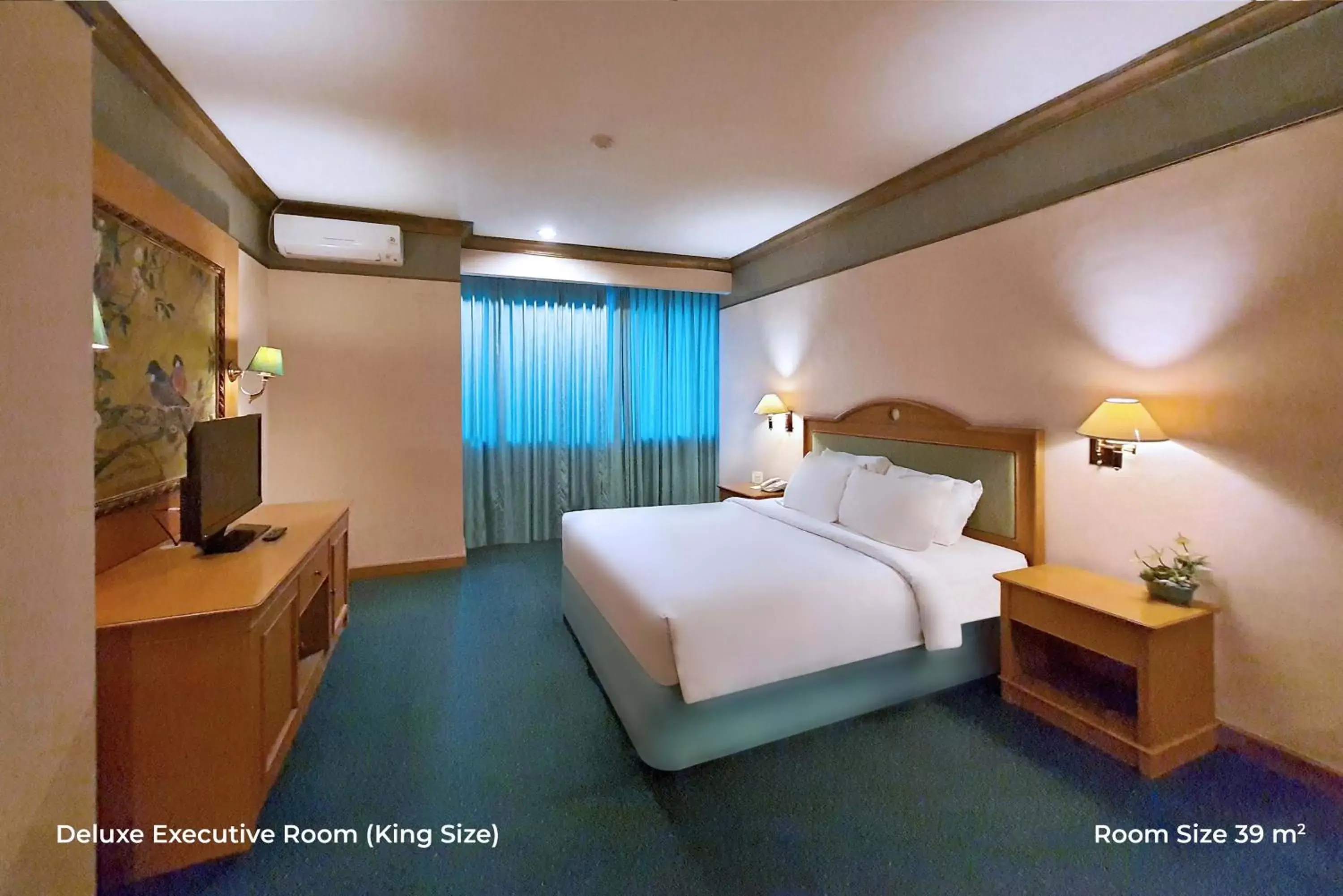 Deluxe Room in Tunjungan Hotel