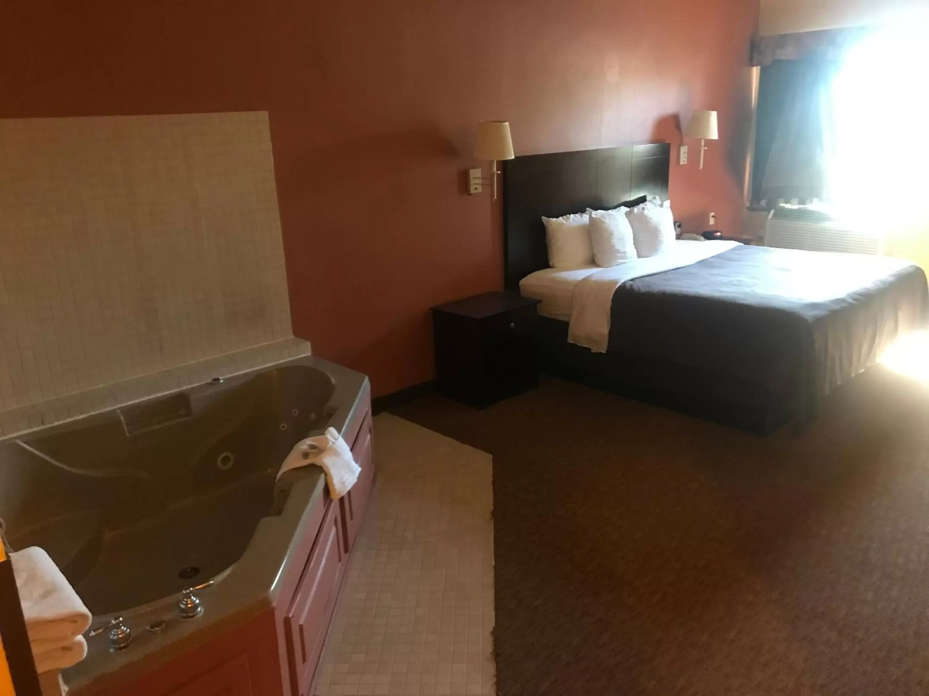 Hot Tub, Bed in Shary Inn and Suites