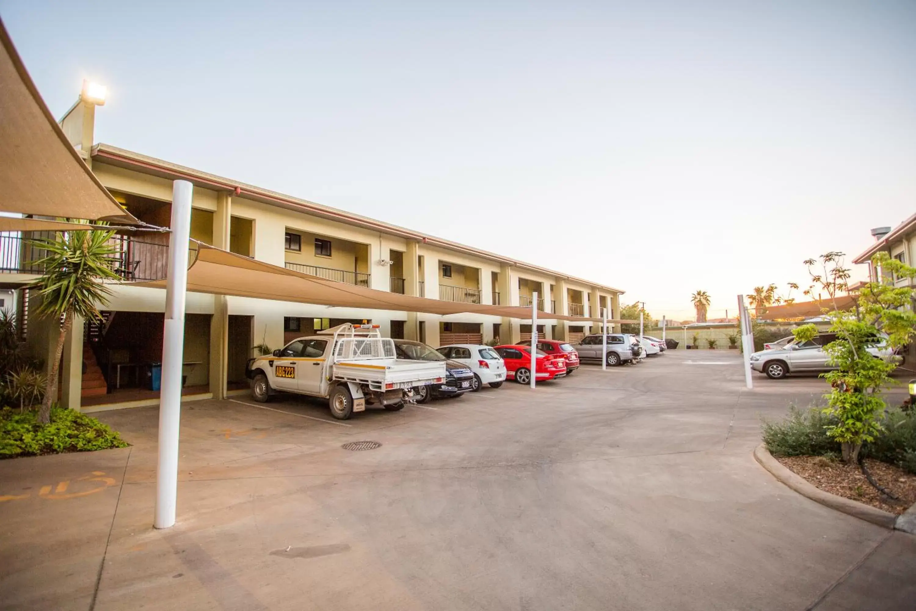 Facade/entrance, Property Building in Spinifex Motel and Serviced Apartments