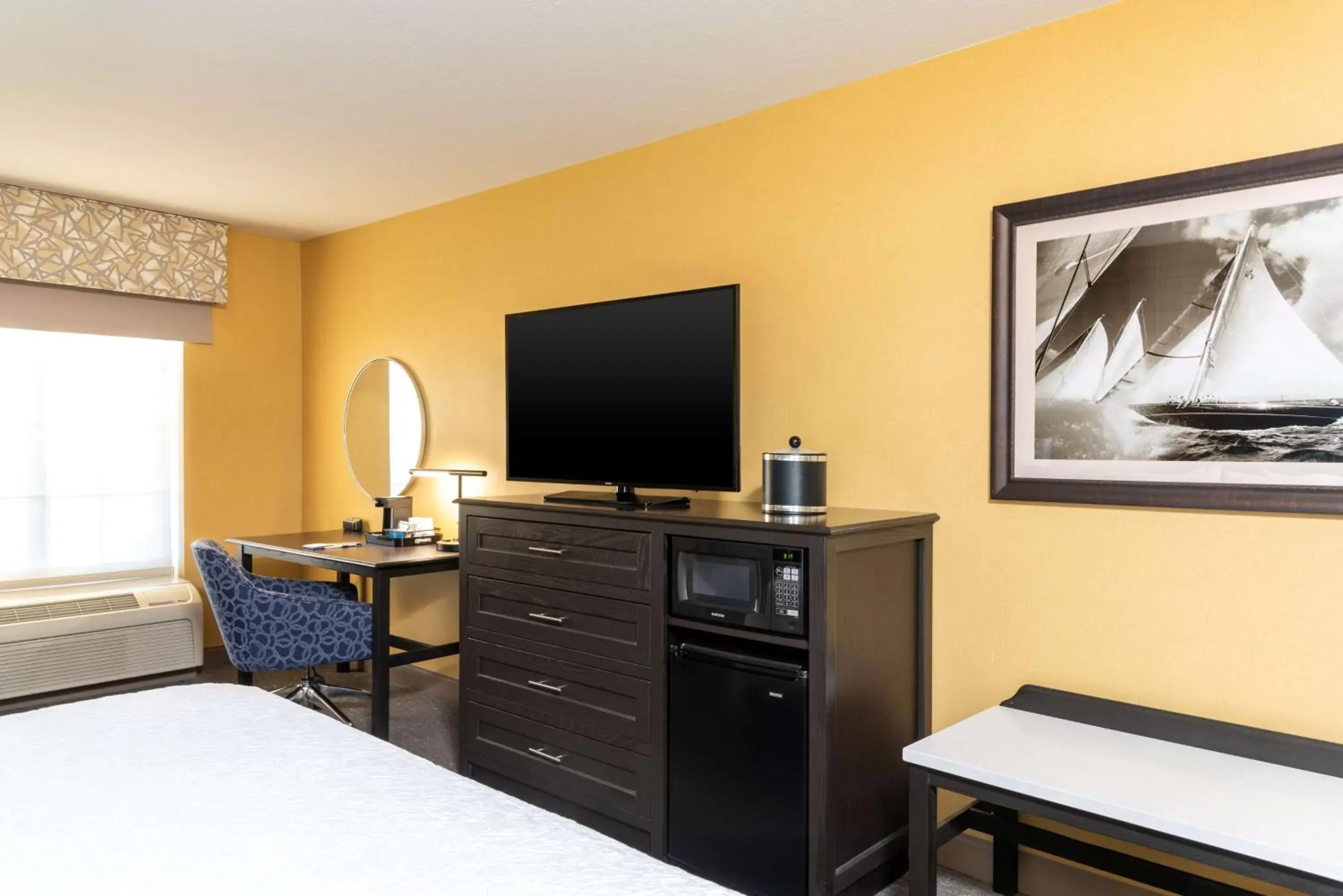 Bedroom, TV/Entertainment Center in Hampton Inn Holland