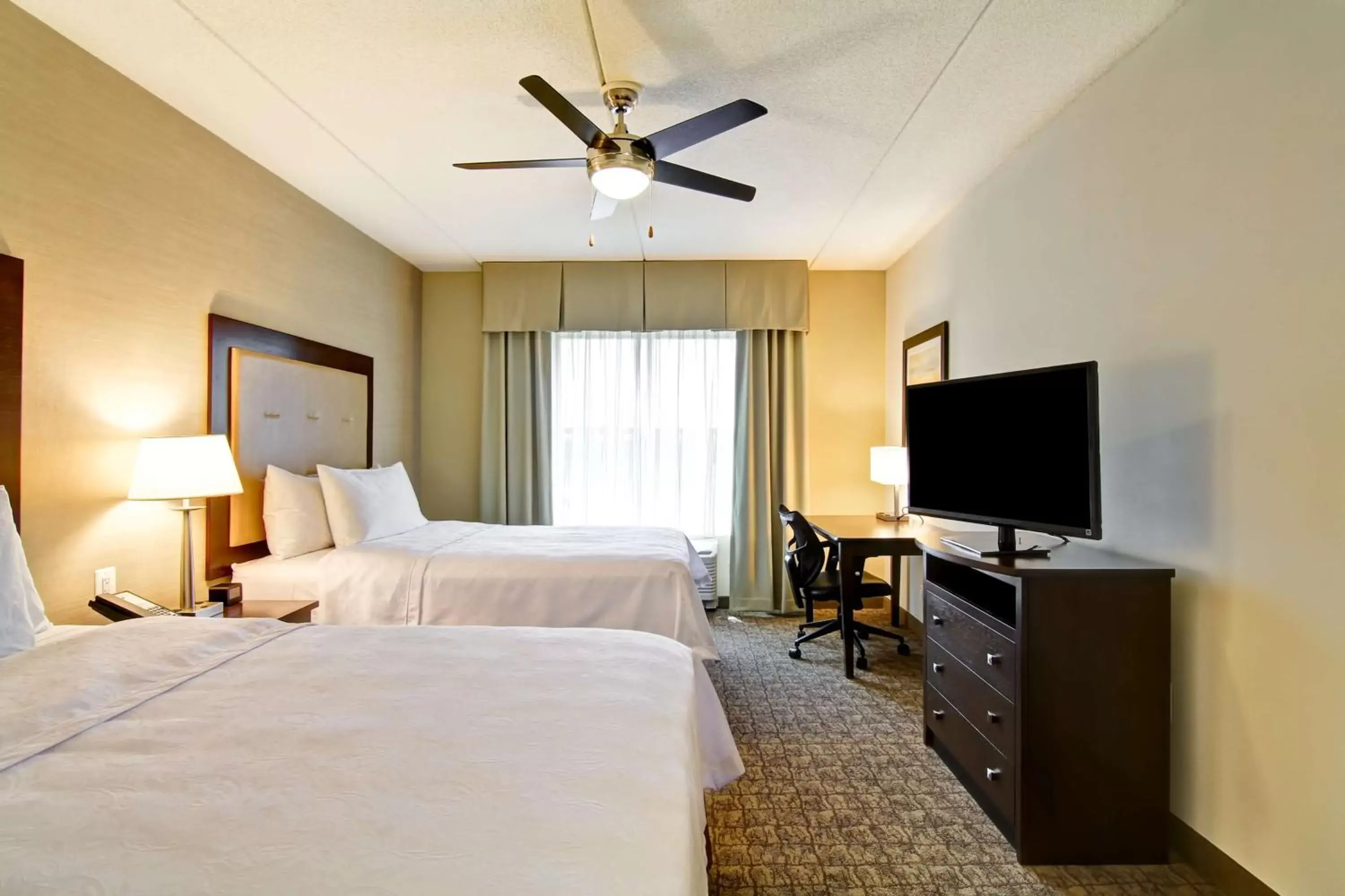 Bed, TV/Entertainment Center in Homewood Suites by Hilton Woodbridge