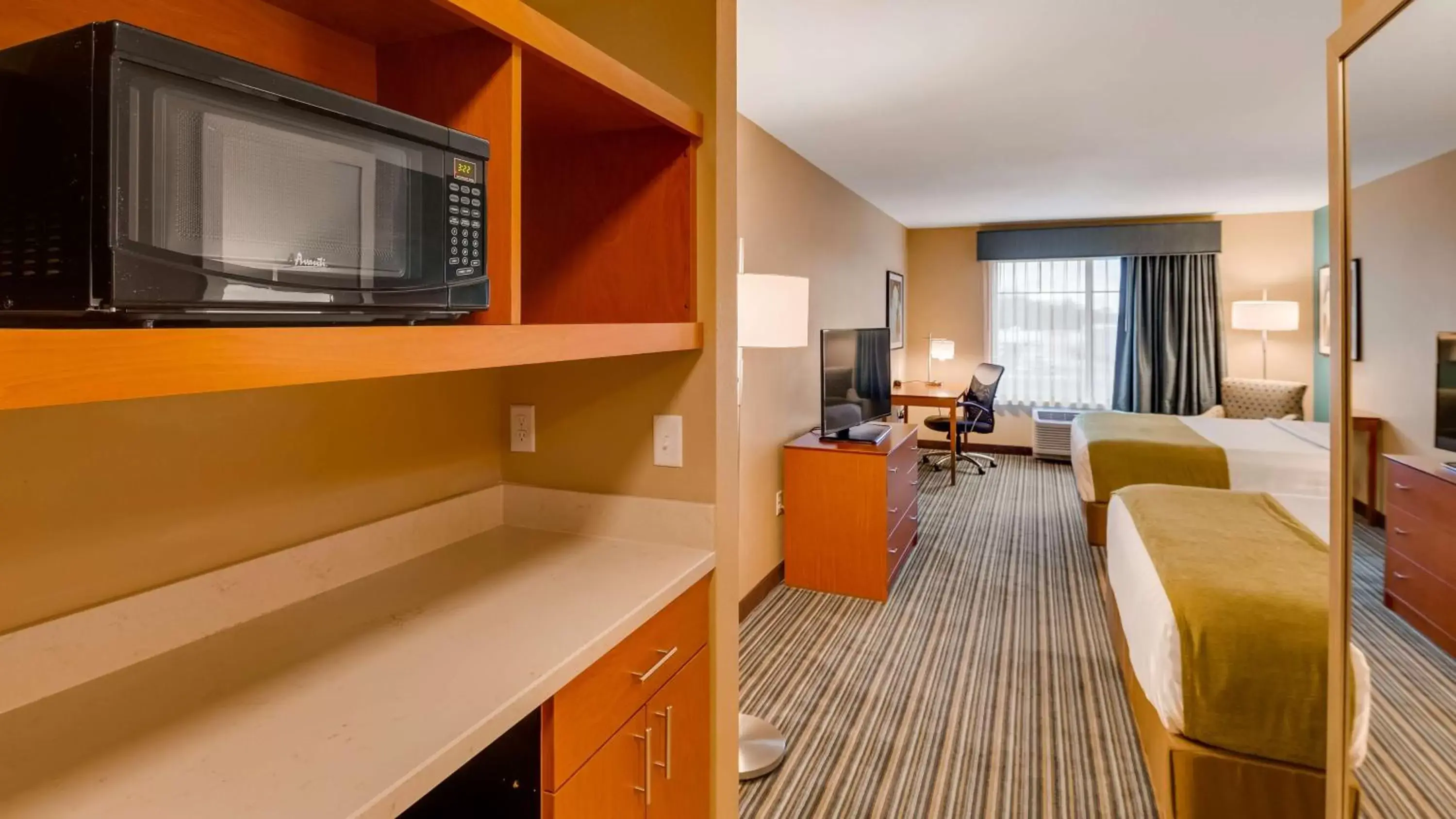 Bedroom, TV/Entertainment Center in Best Western Plus Tuscumbia/Muscle Shoals Hotel & Suites