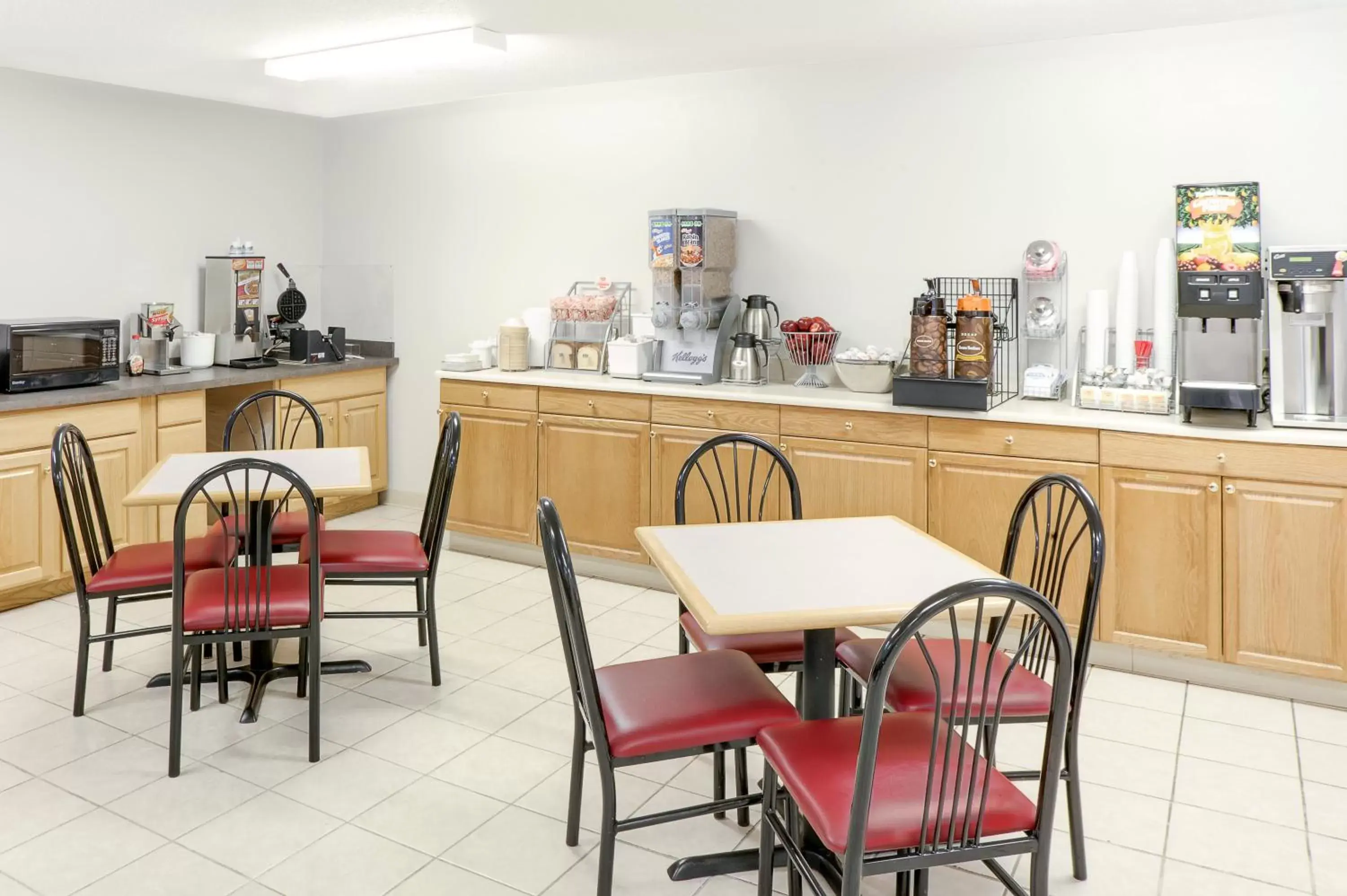 Restaurant/Places to Eat in Super 8 by Wyndham Gas City Marion Area