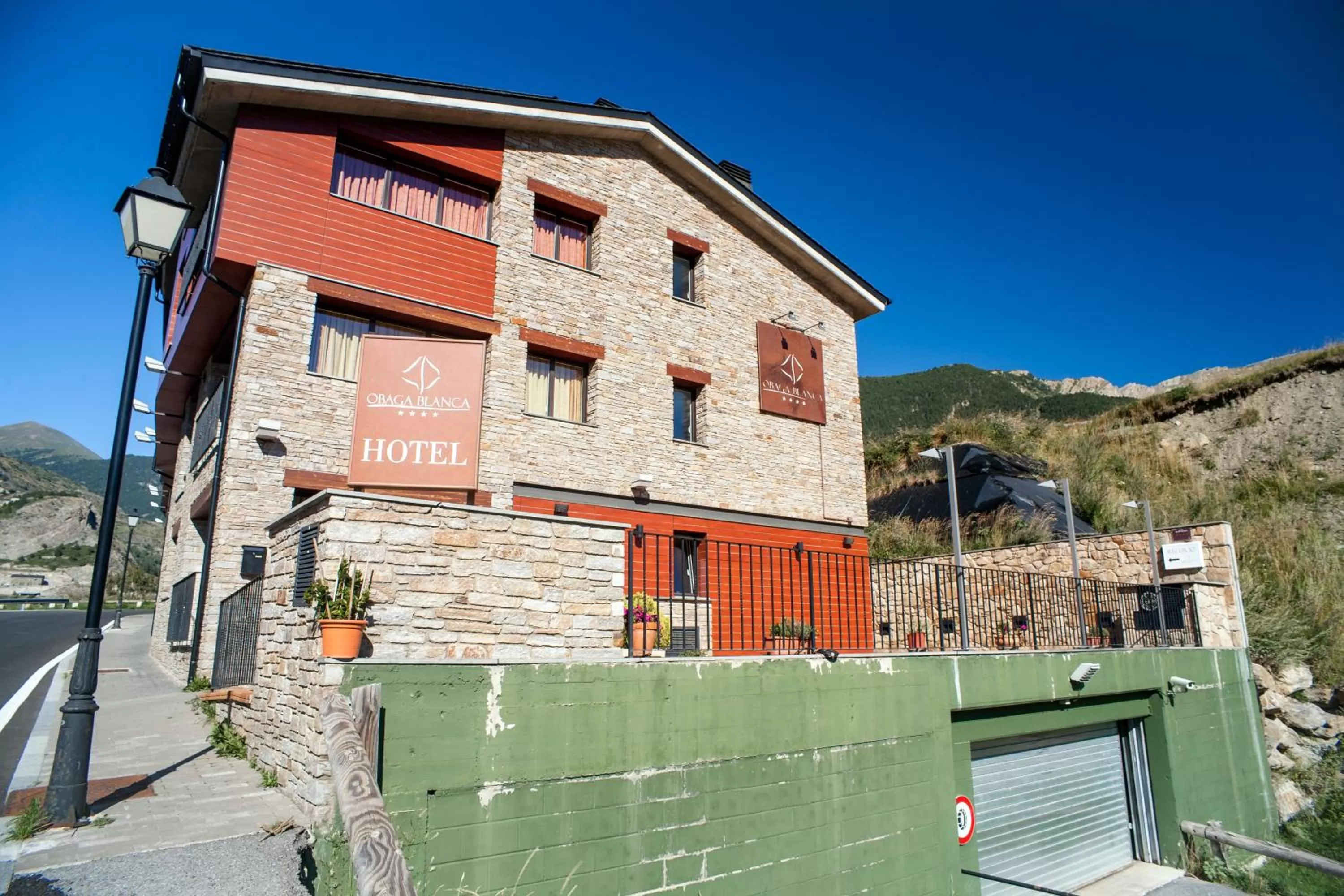 Bird's eye view in Obaga Blanca & Spa