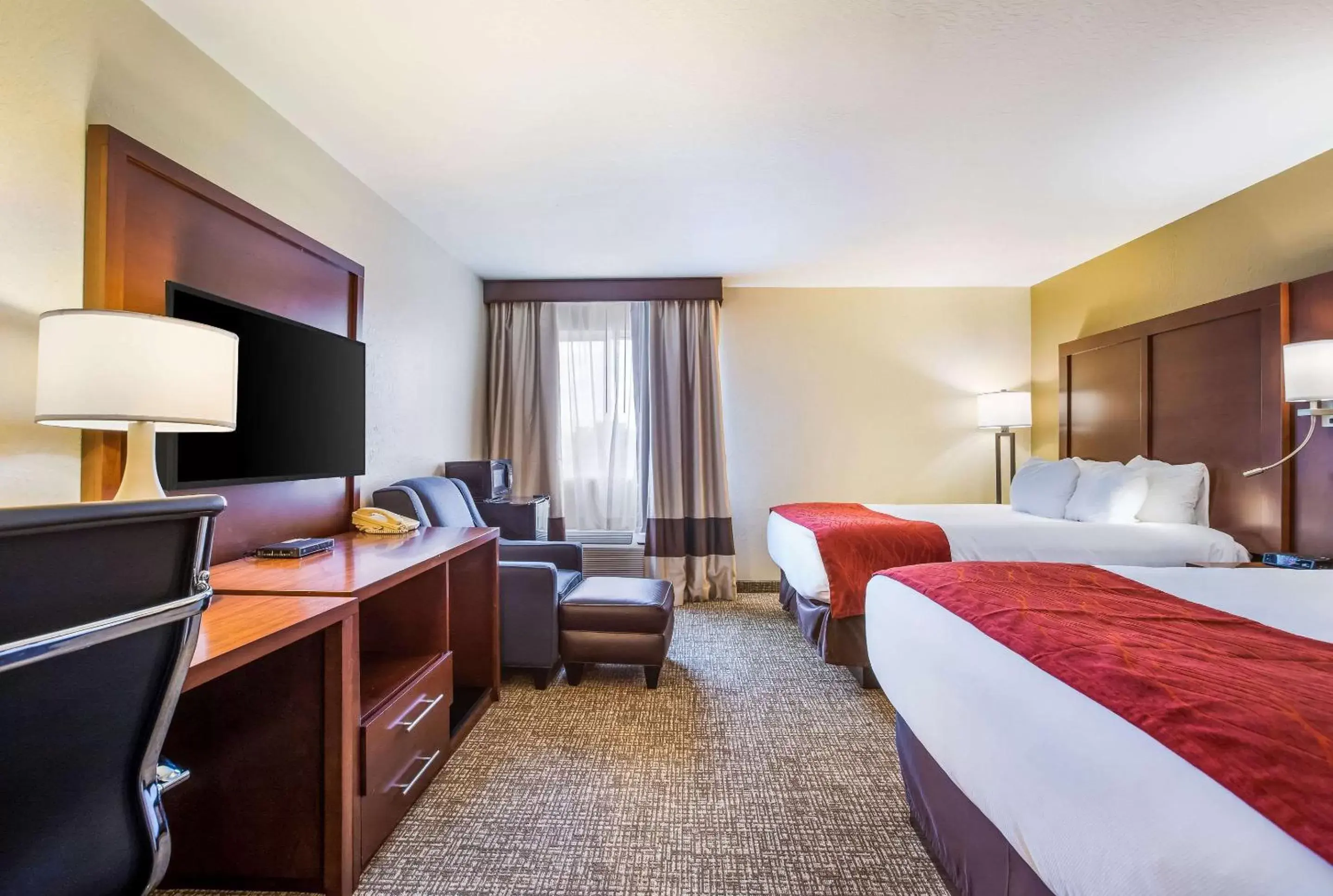 Photo of the whole room, TV/Entertainment Center in Comfort Inn & Suites Fairborn near Wright Patterson AFB