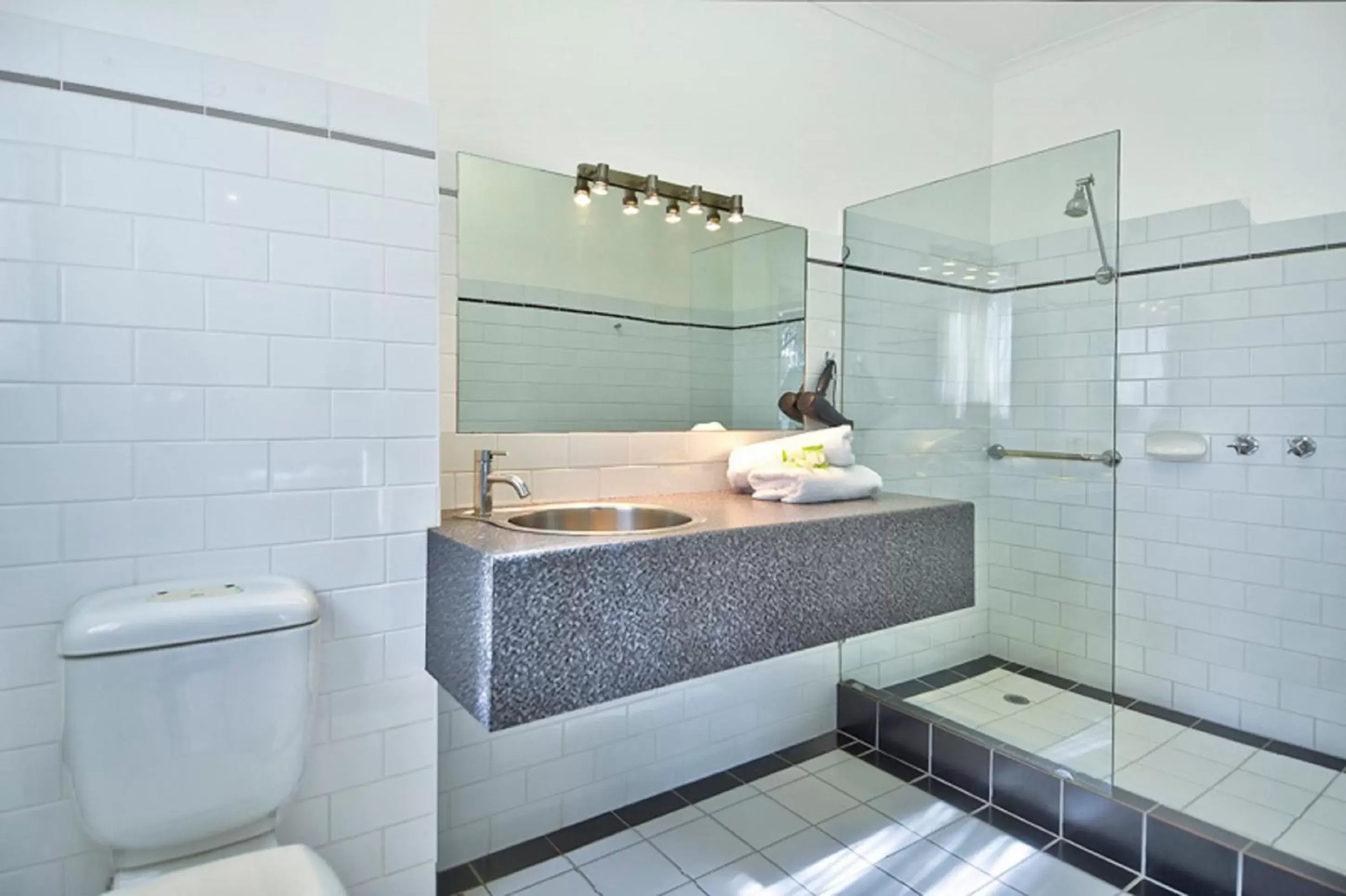 Bathroom in BEST WESTERN Geelong Motor Inn & Serviced Apartments