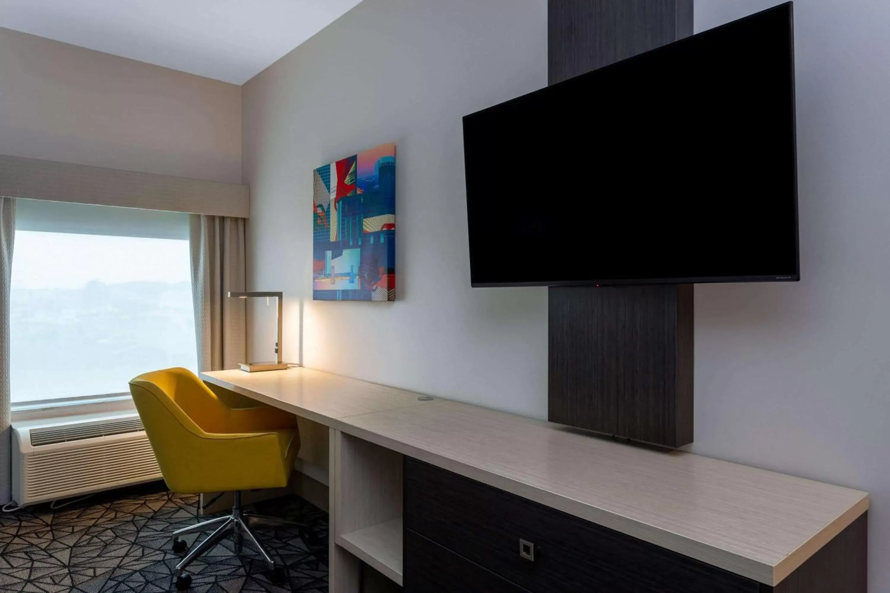 Photo of the whole room, TV/Entertainment Center in La Quinta Inn & Suites by Wyndham Shorewood