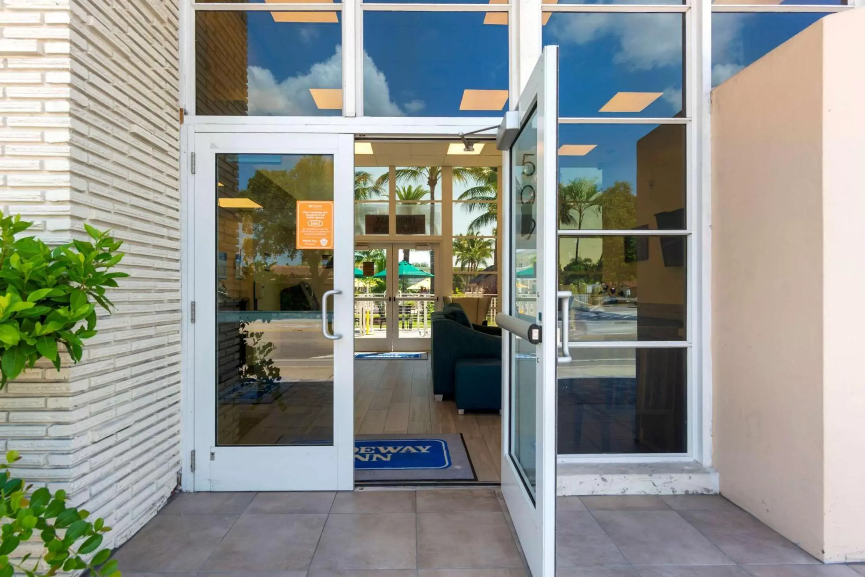 Property building in Rodeway Inn Hollywood Property building in Rodeway Inn Hollywood