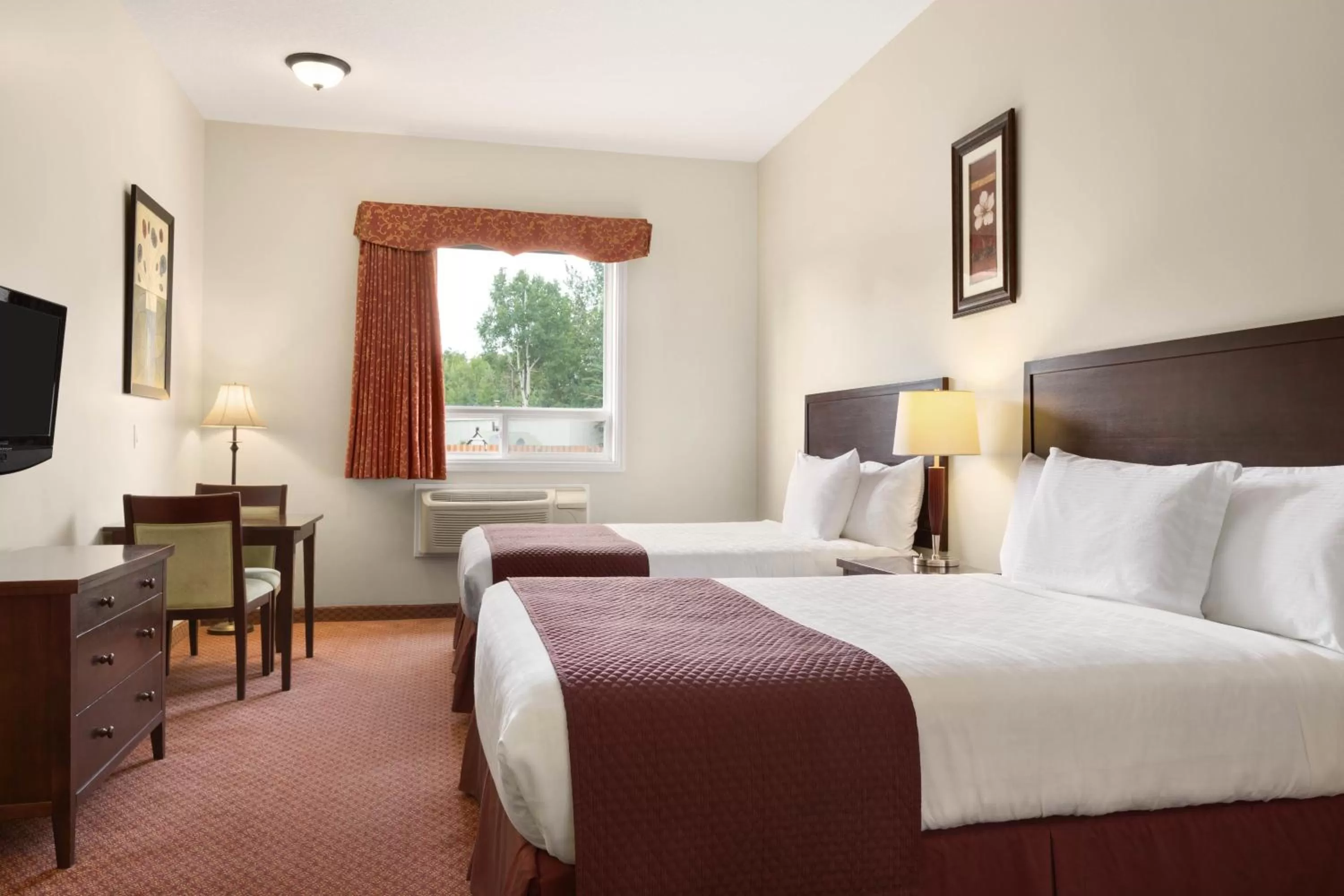 Bedroom, Bed in Days Inn by Wyndham Chetwynd