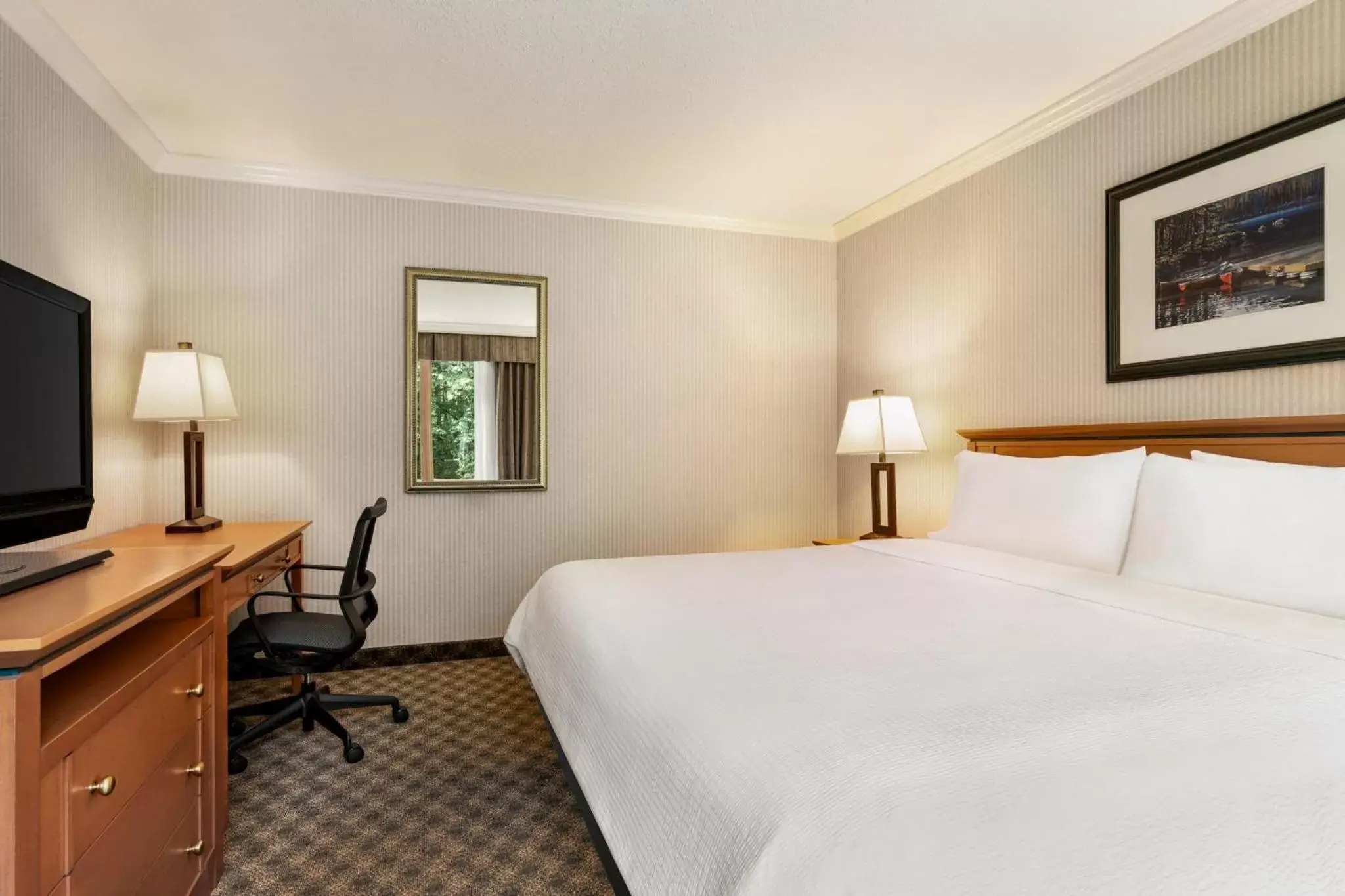 Photo of the whole room, Bed in Holiday Inn & Suites North Vancouver, an IHG Hotel