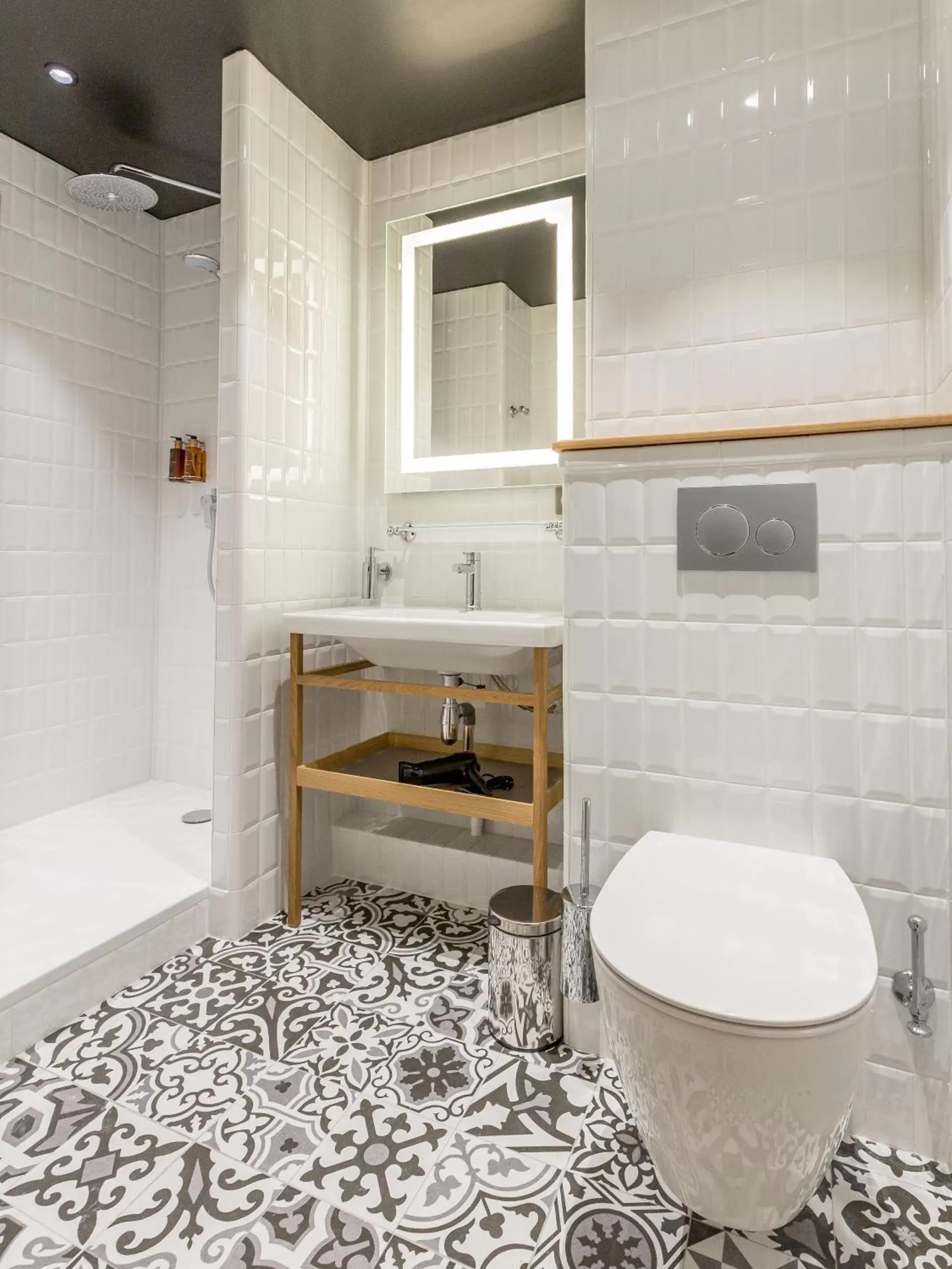 Toilet, Bathroom in Edgar Suites Expo Paris Porte de Versailles