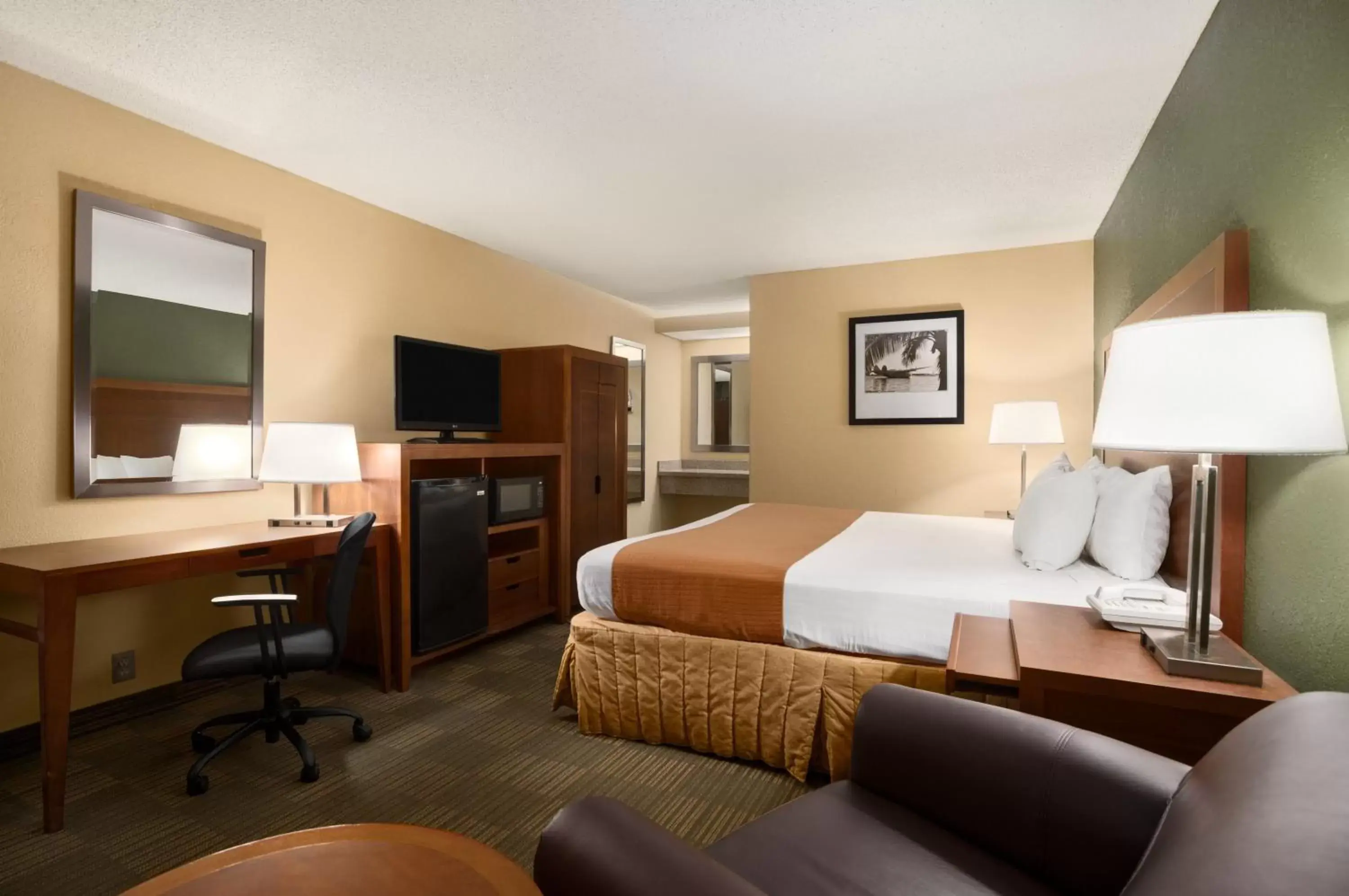 Photo of the whole room, Bed in Days Inn by Wyndham Jacksonville Airport
