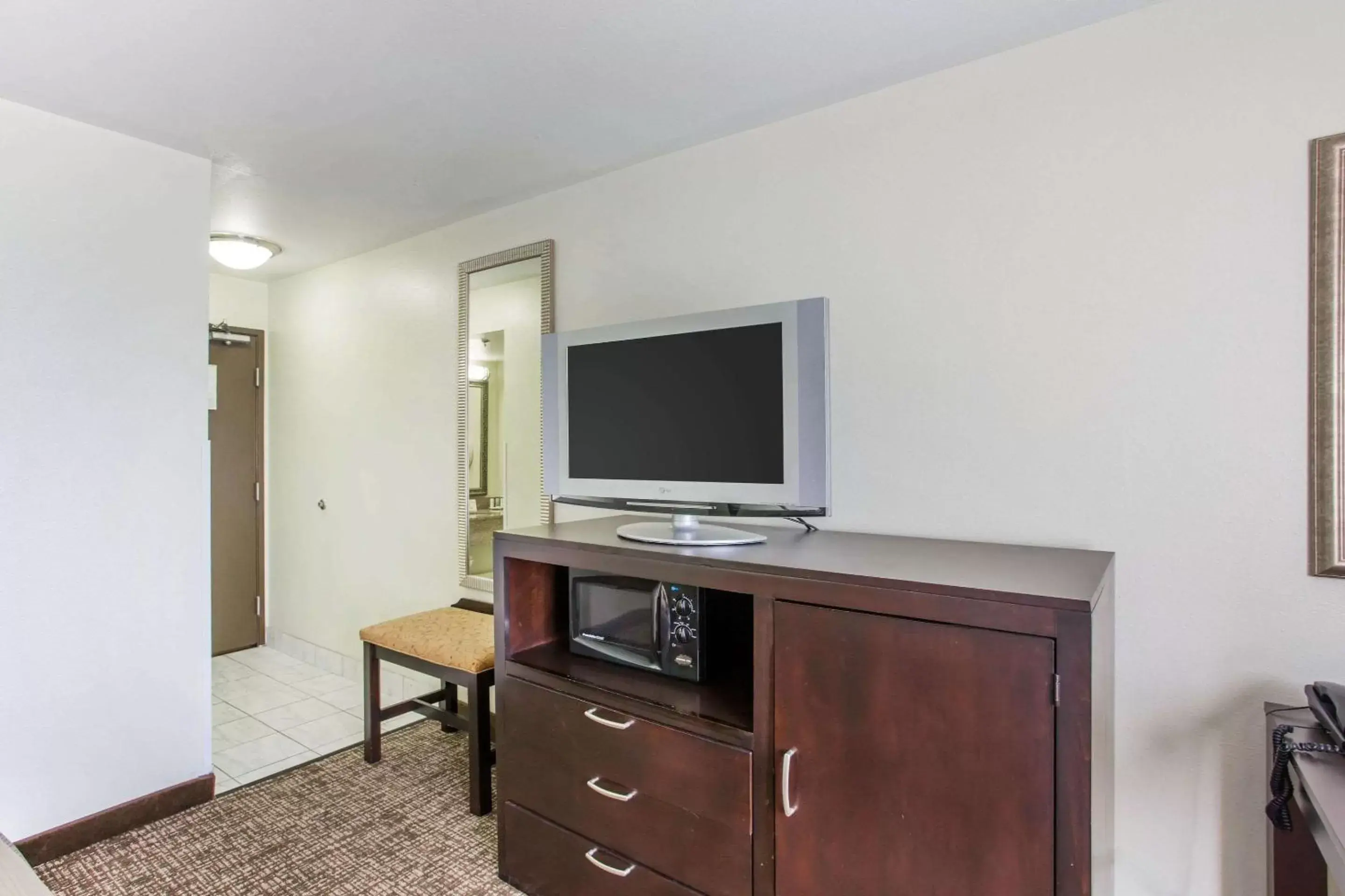 Photo of the whole room, TV/Entertainment Center in Comfort Inn Franklin Highway 96