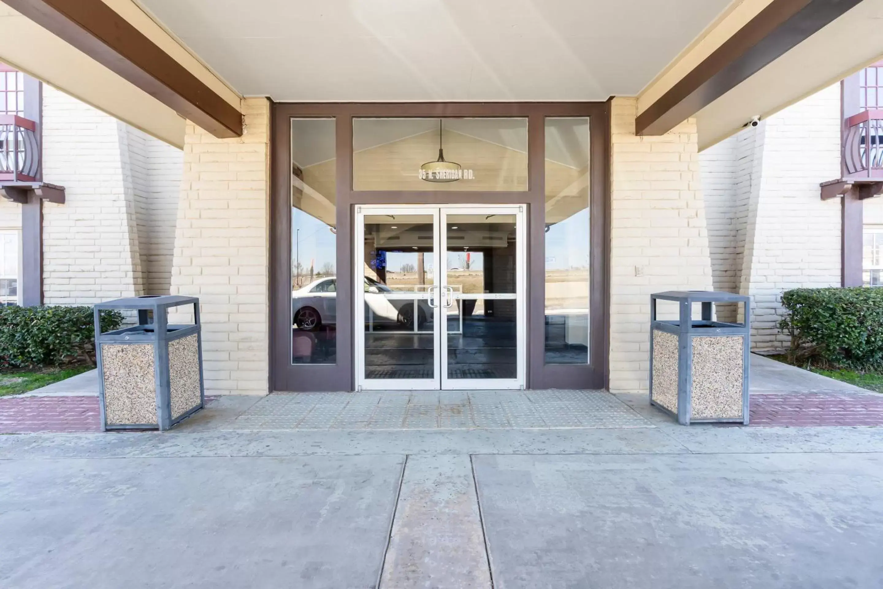 Facade/entrance in OYO Hotel Tulsa N Sheridan Rd & Airport