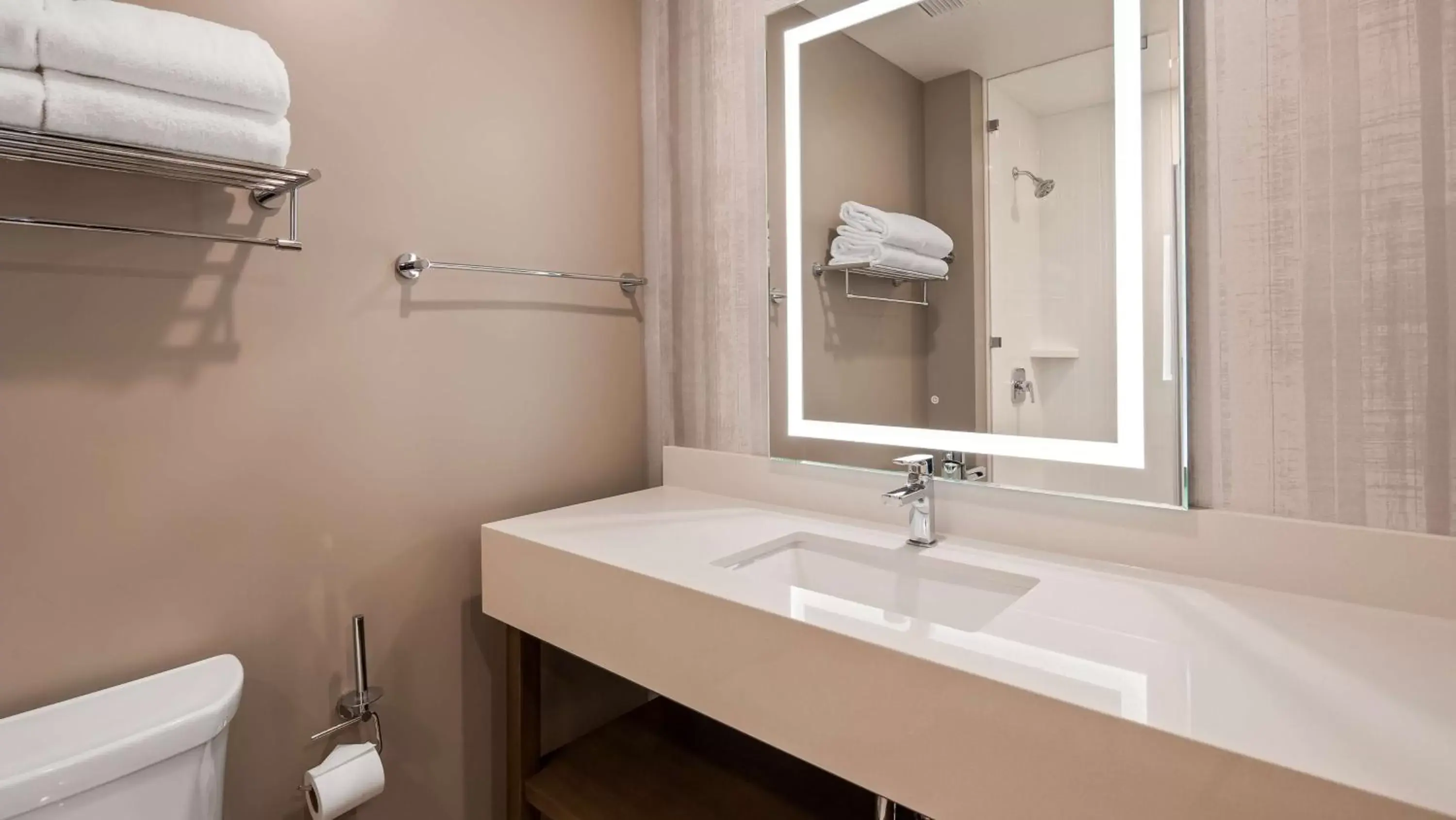 Bathroom in Best Western Plus Settlers Point