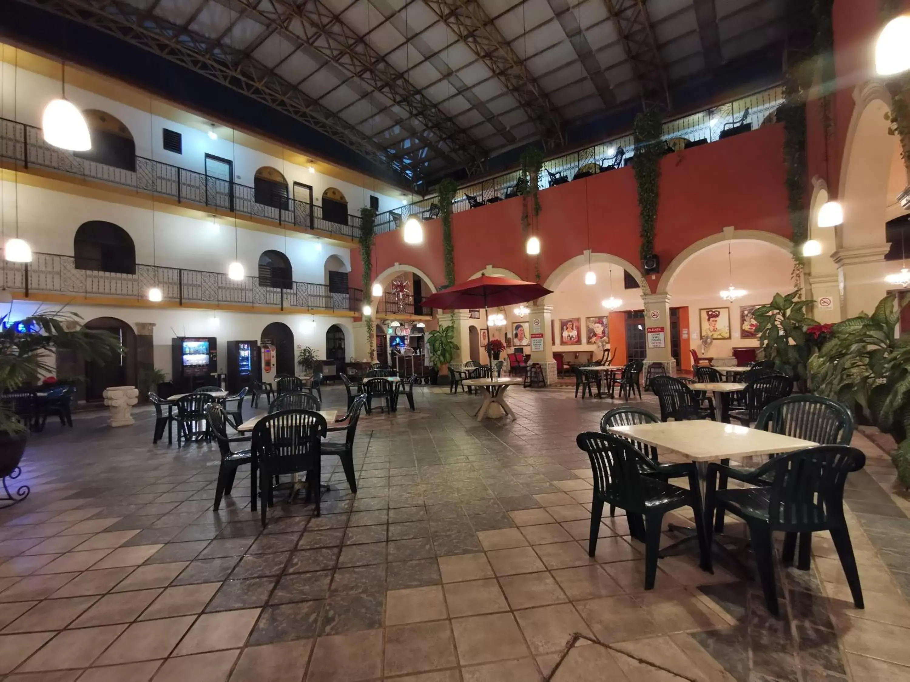 Patio, Restaurant/Places to Eat in Hotel Doralba Inn