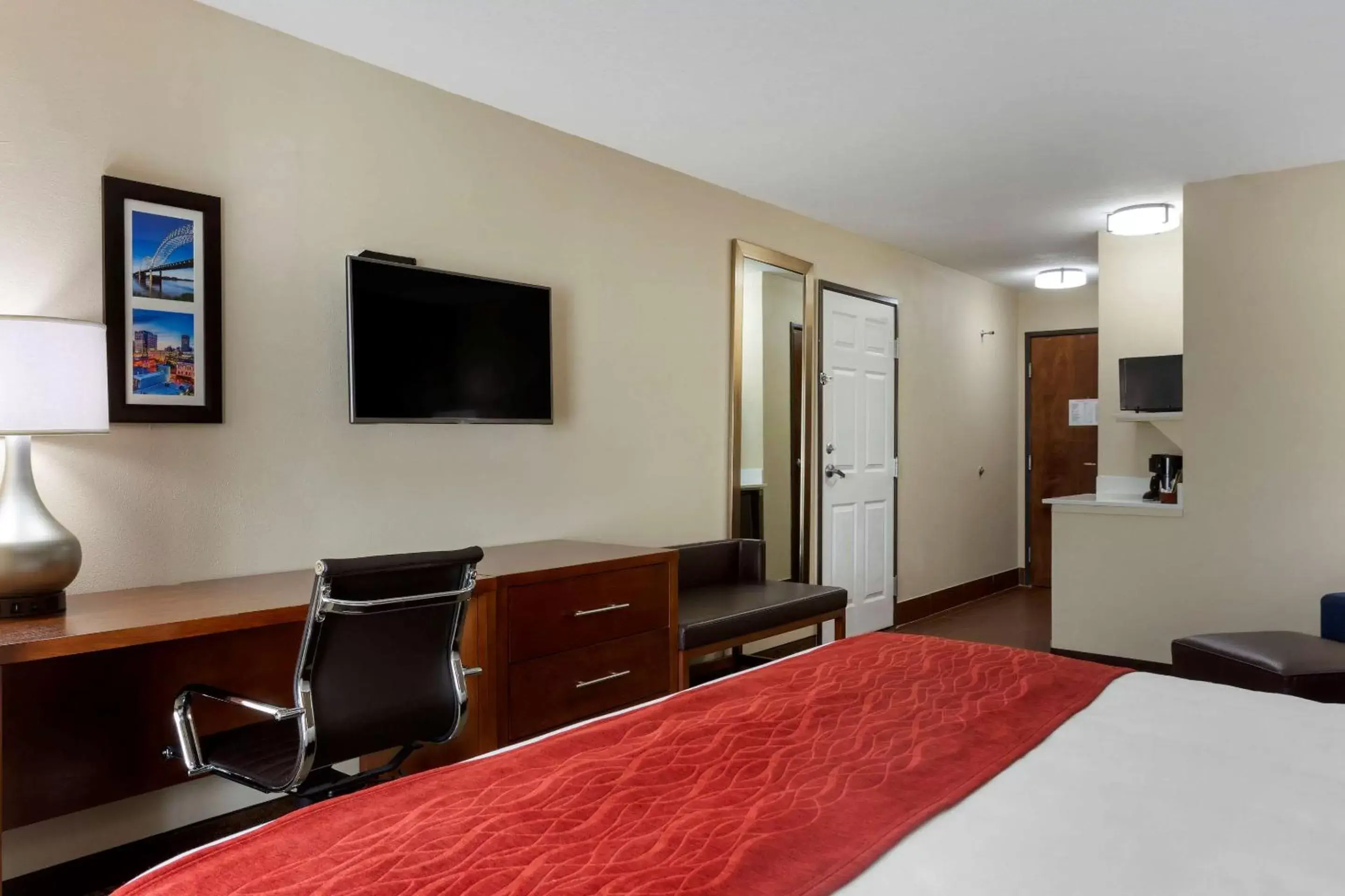 Photo of the whole room, TV/Entertainment Center in Comfort Inn Marion