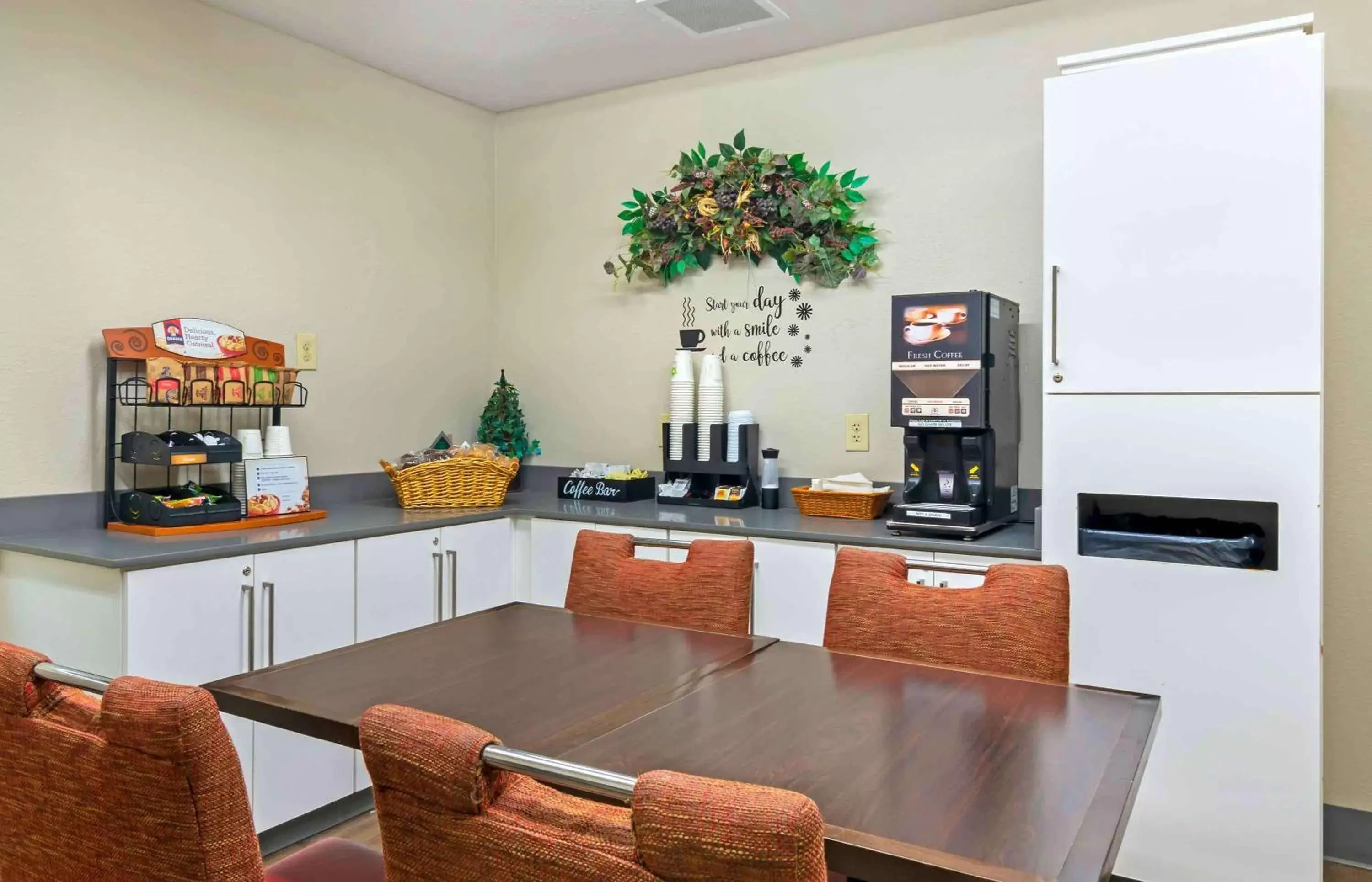 Breakfast, Kitchen/Kitchenette in Extended Stay America Suites - Kansas City - Airport