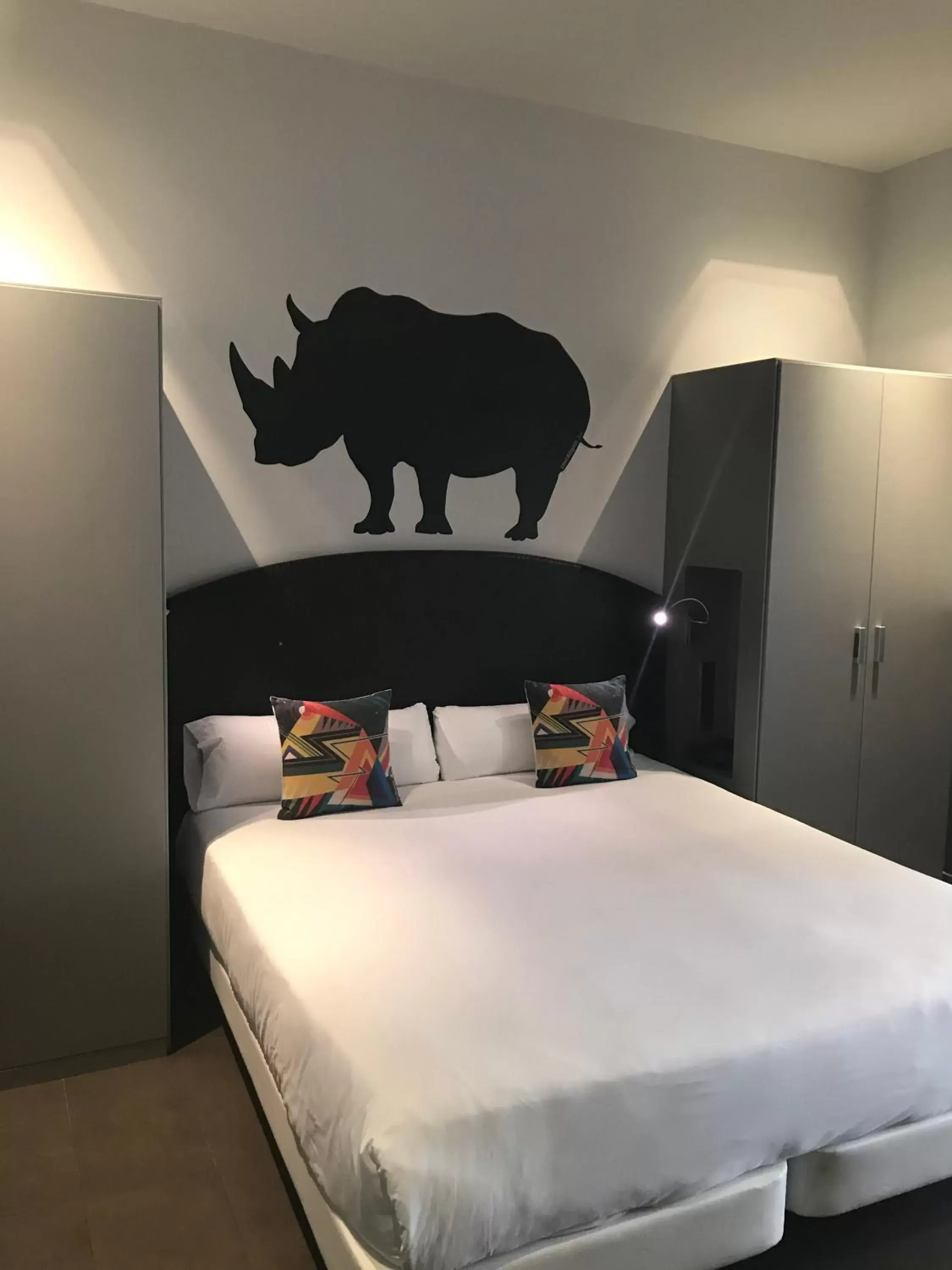 Bedroom, Bed in Chic & Basic Zoo
