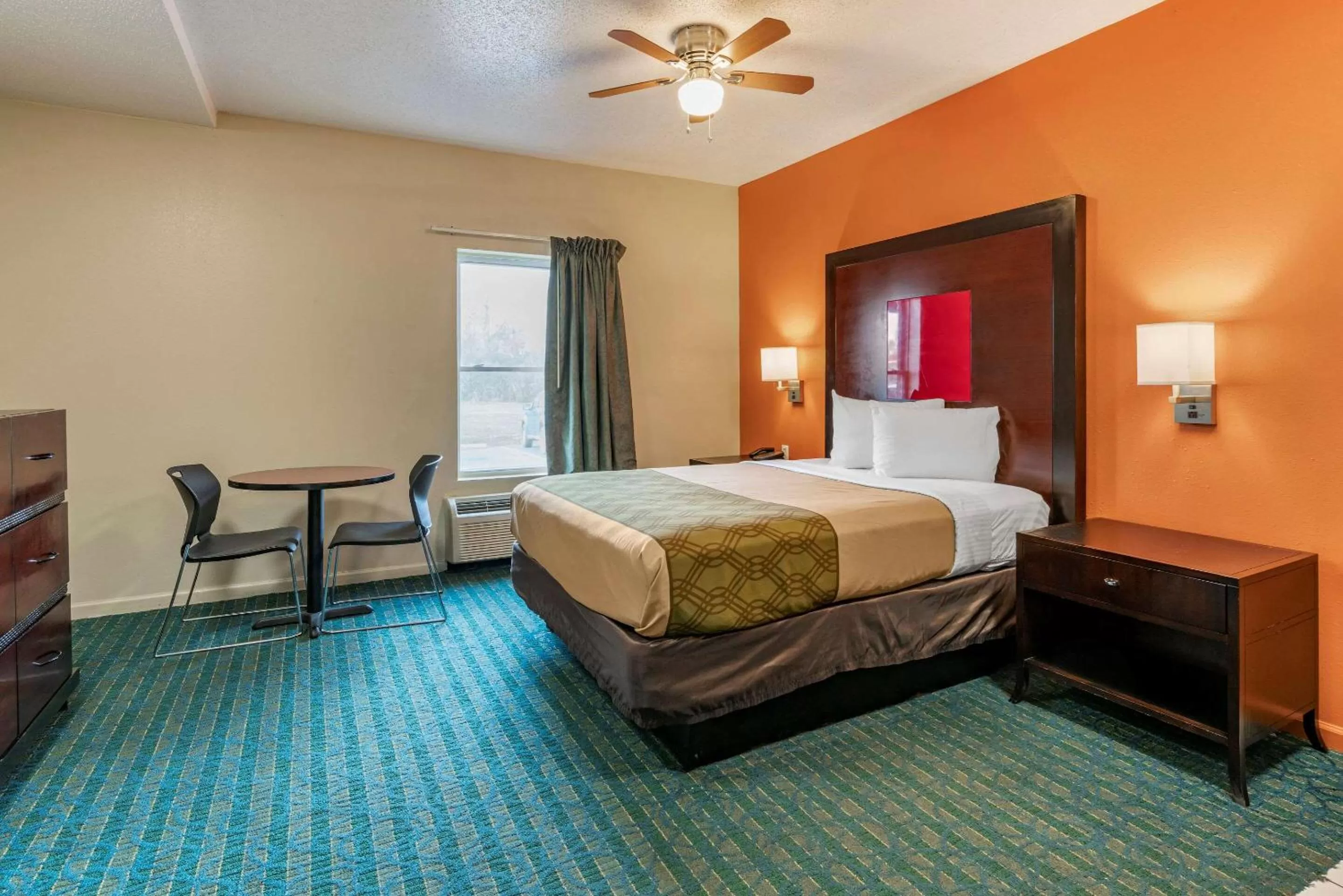 Photo of the whole room, Bed in Econo Lodge Inn & Suites Granite City - St Louis