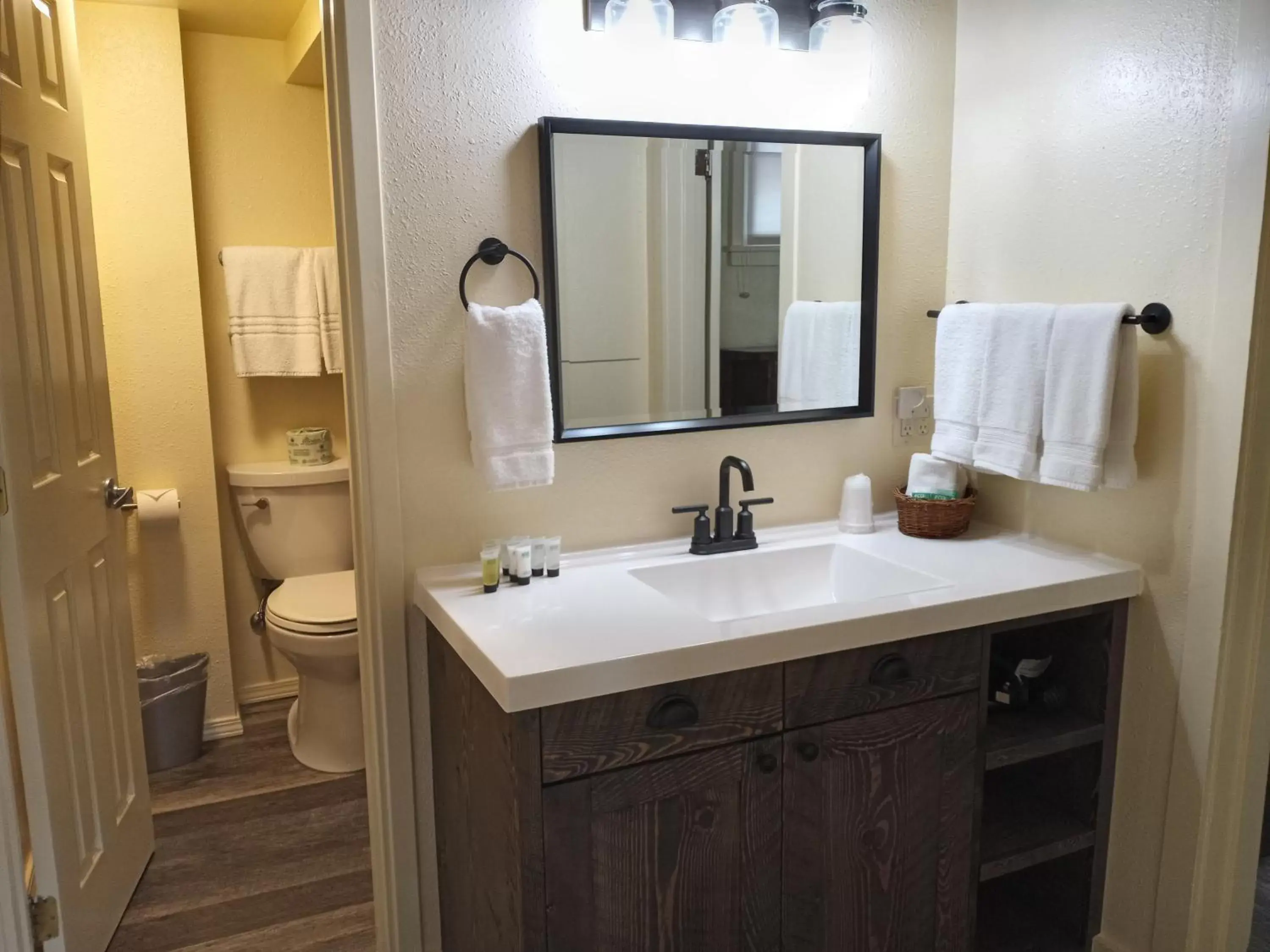 Bathroom in Yellowstone Riverside Cottages