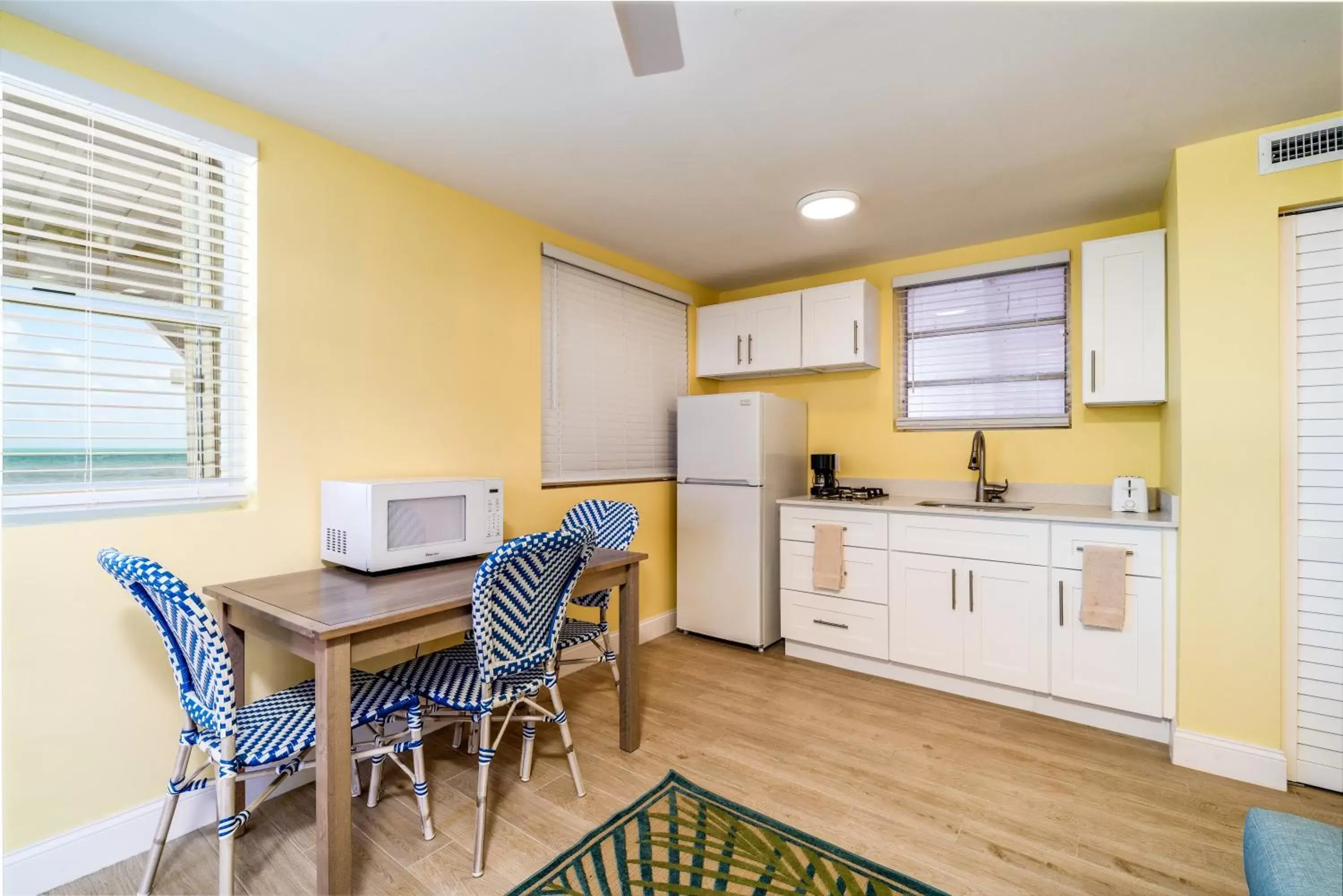 Kitchen/Kitchenette in Rainbow Bend Resort