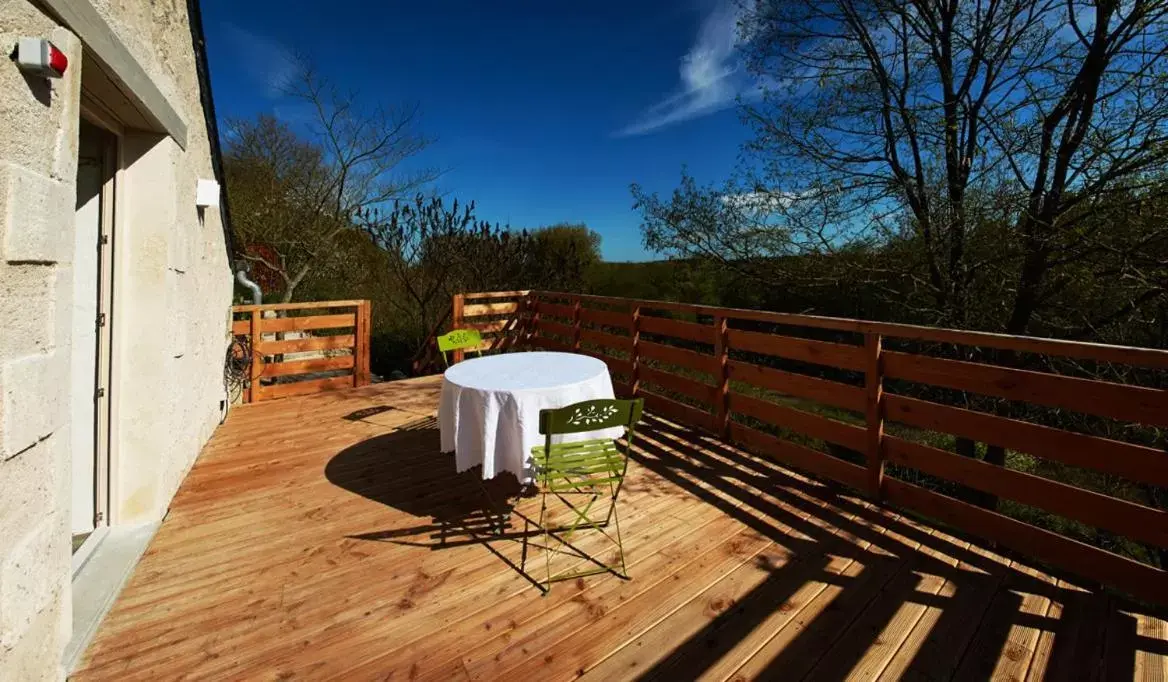 Balcony/Terrace in Logis Hôtels Troglododo