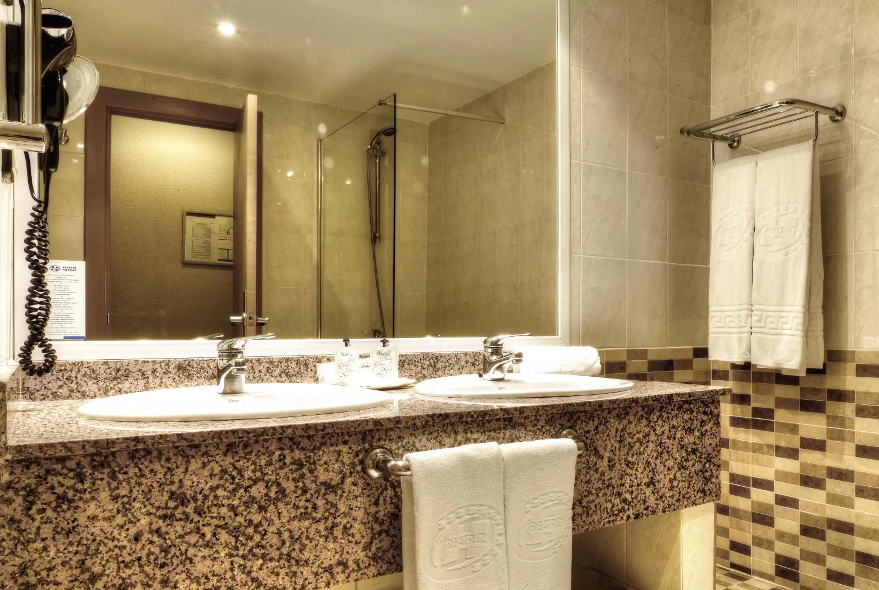 Toilet in Beatriz Toledo Auditorium & Spa