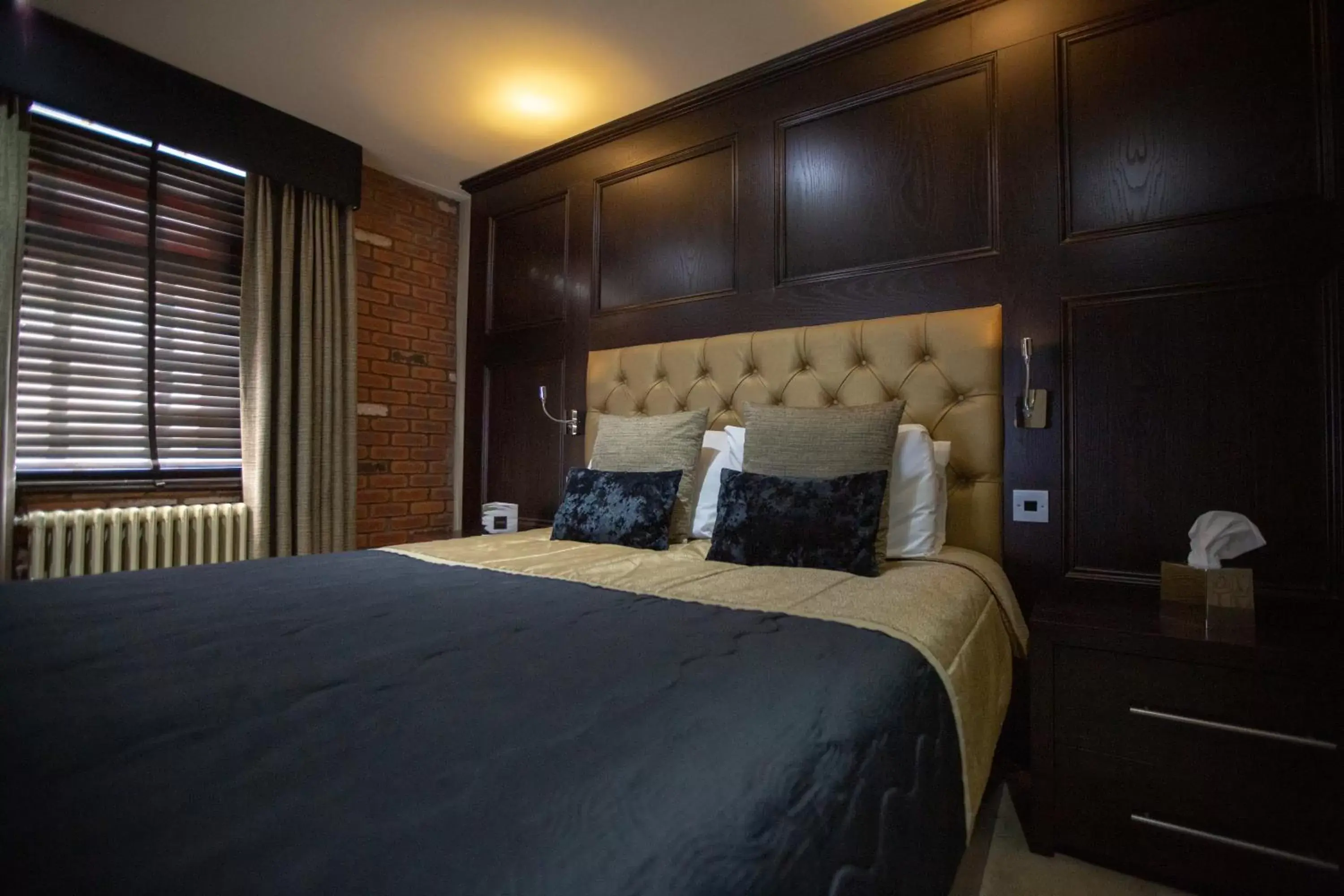 Bed in The Crown Hotel Bawtry-Doncaster