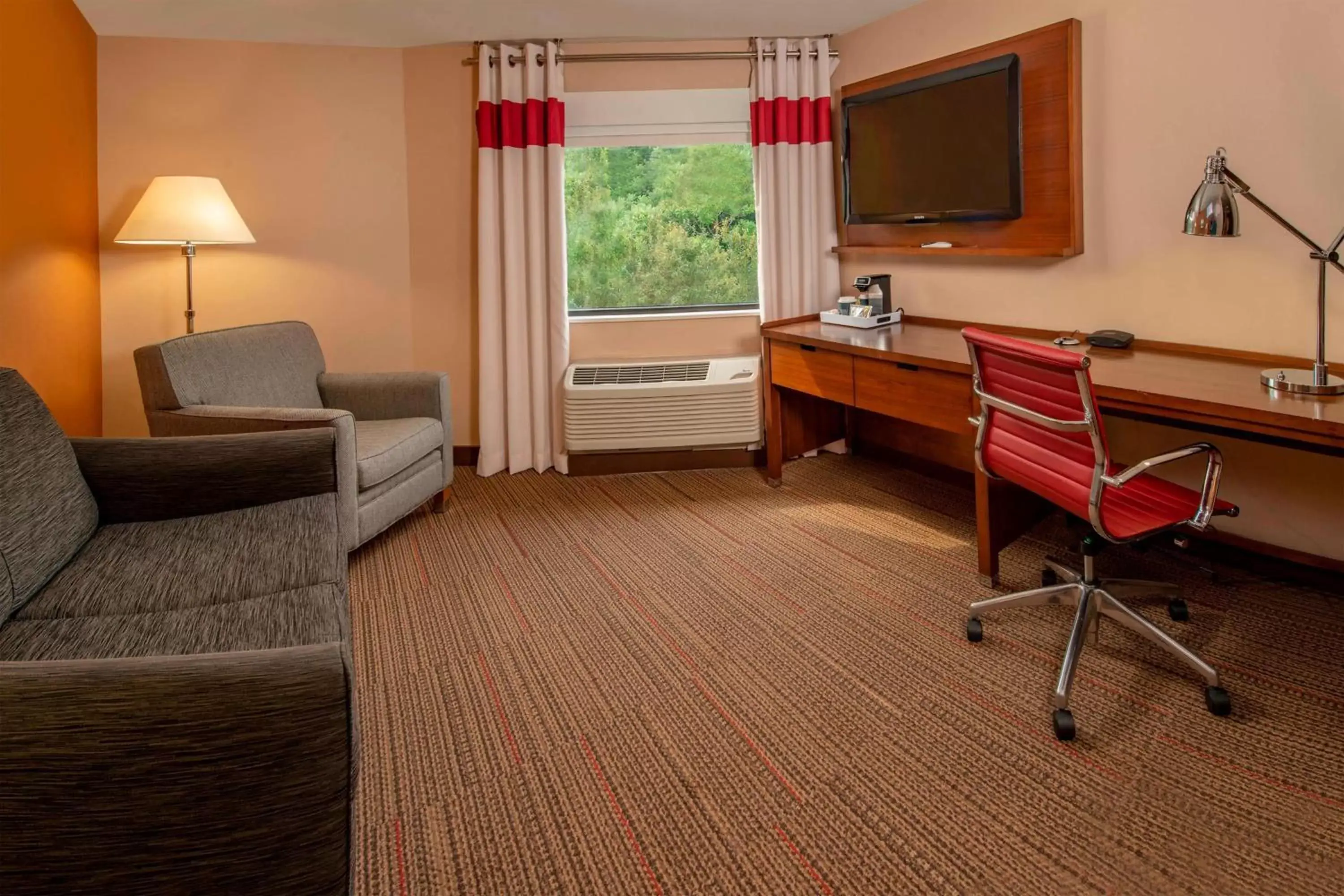 Bedroom, Seating Area in Four Points by Sheraton Newark Christiana Wilmington