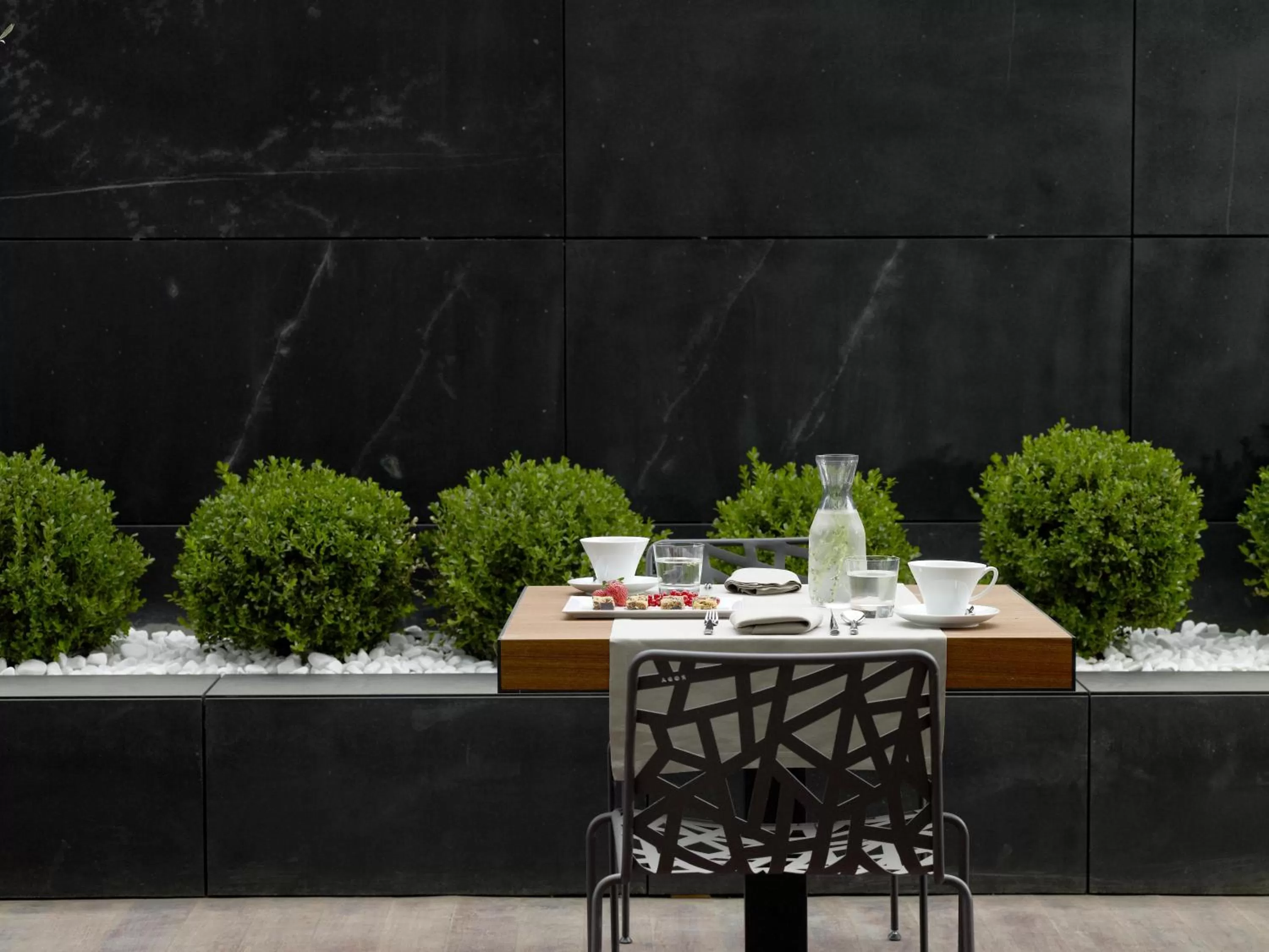 Food and drinks in The Met Hotel Thessaloniki, a Member of Design Hotels