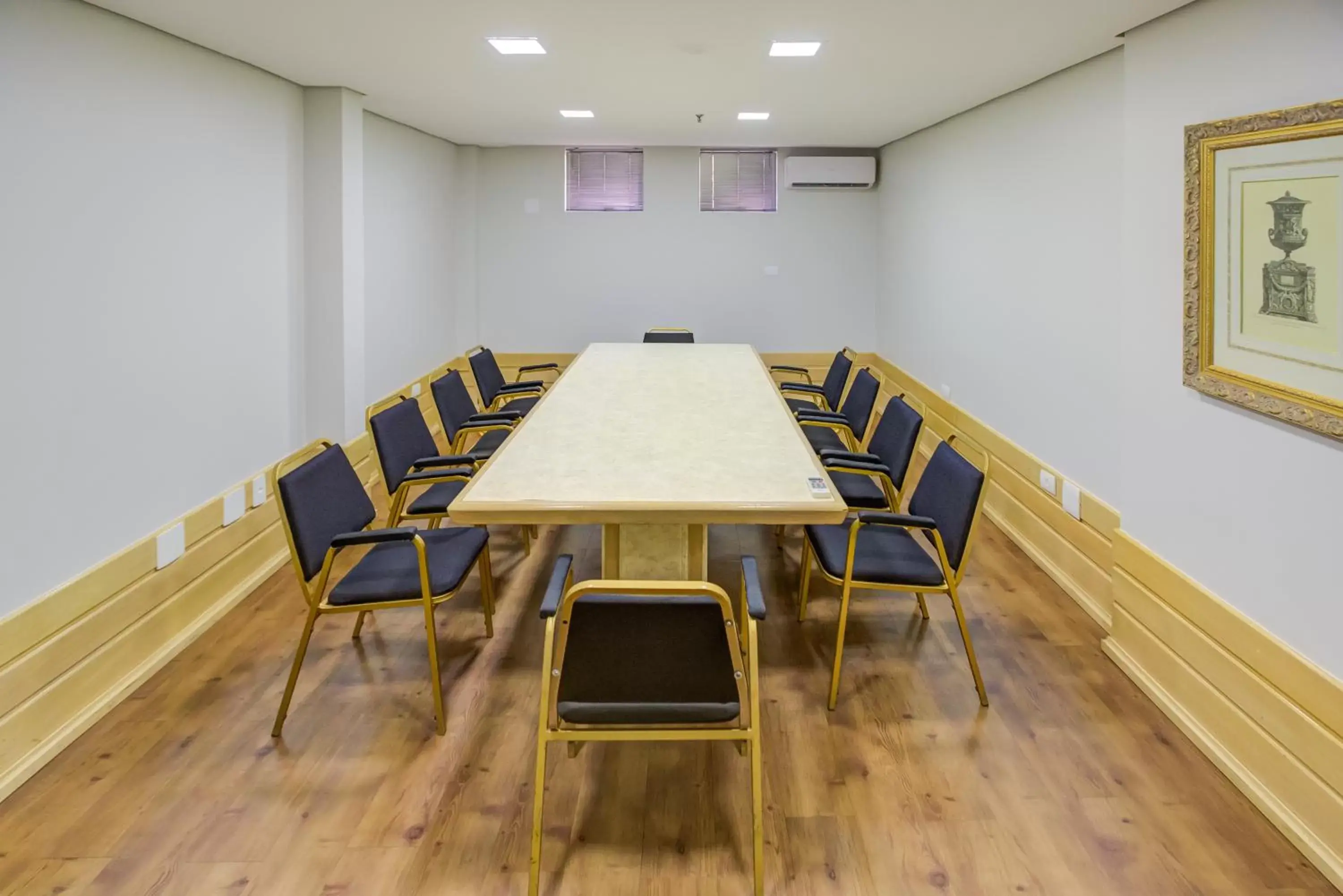 Meeting/conference room in Slaviero Londrina Flat