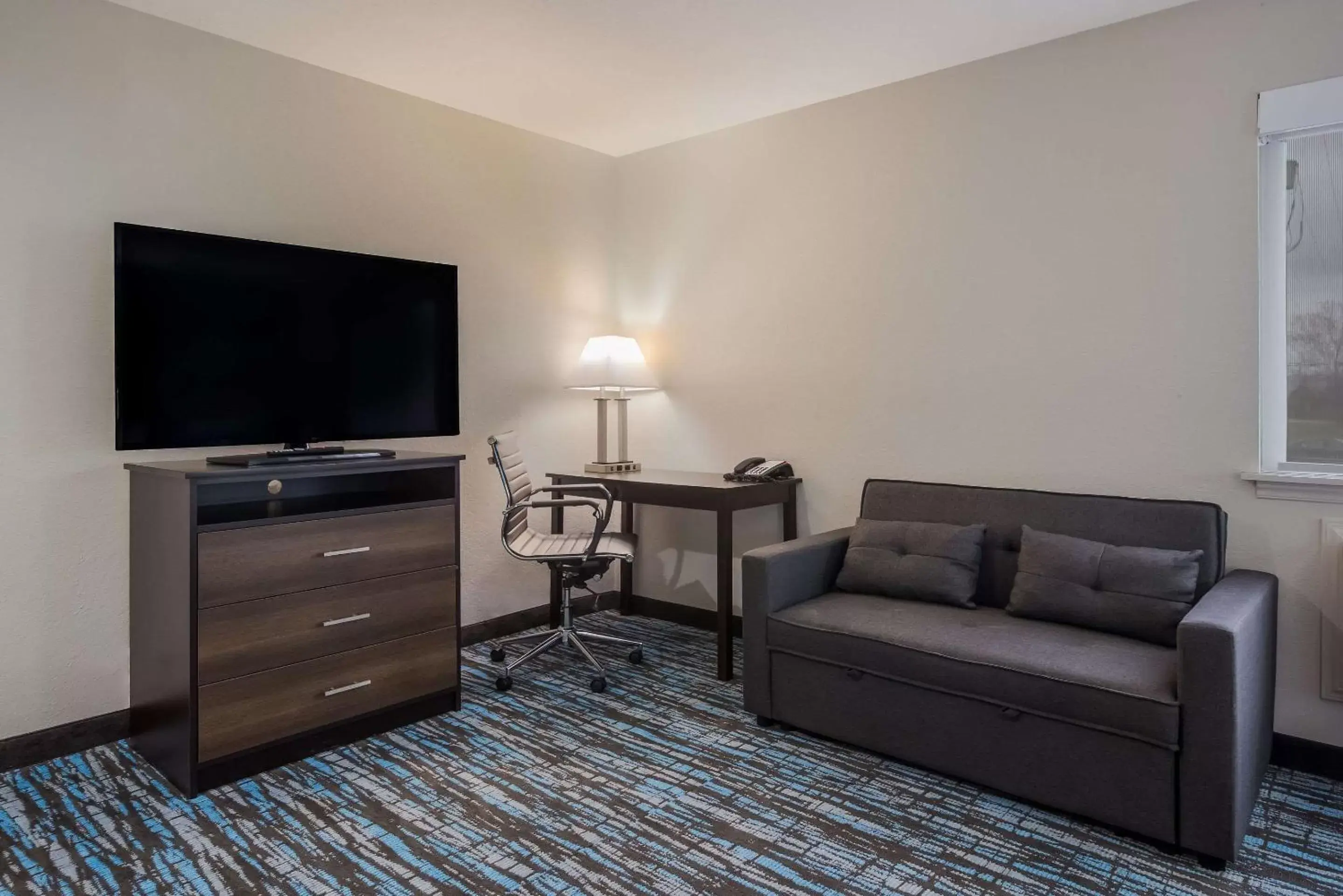 Bedroom, Seating Area in Clarion Pointe Harrodsburg-Danville