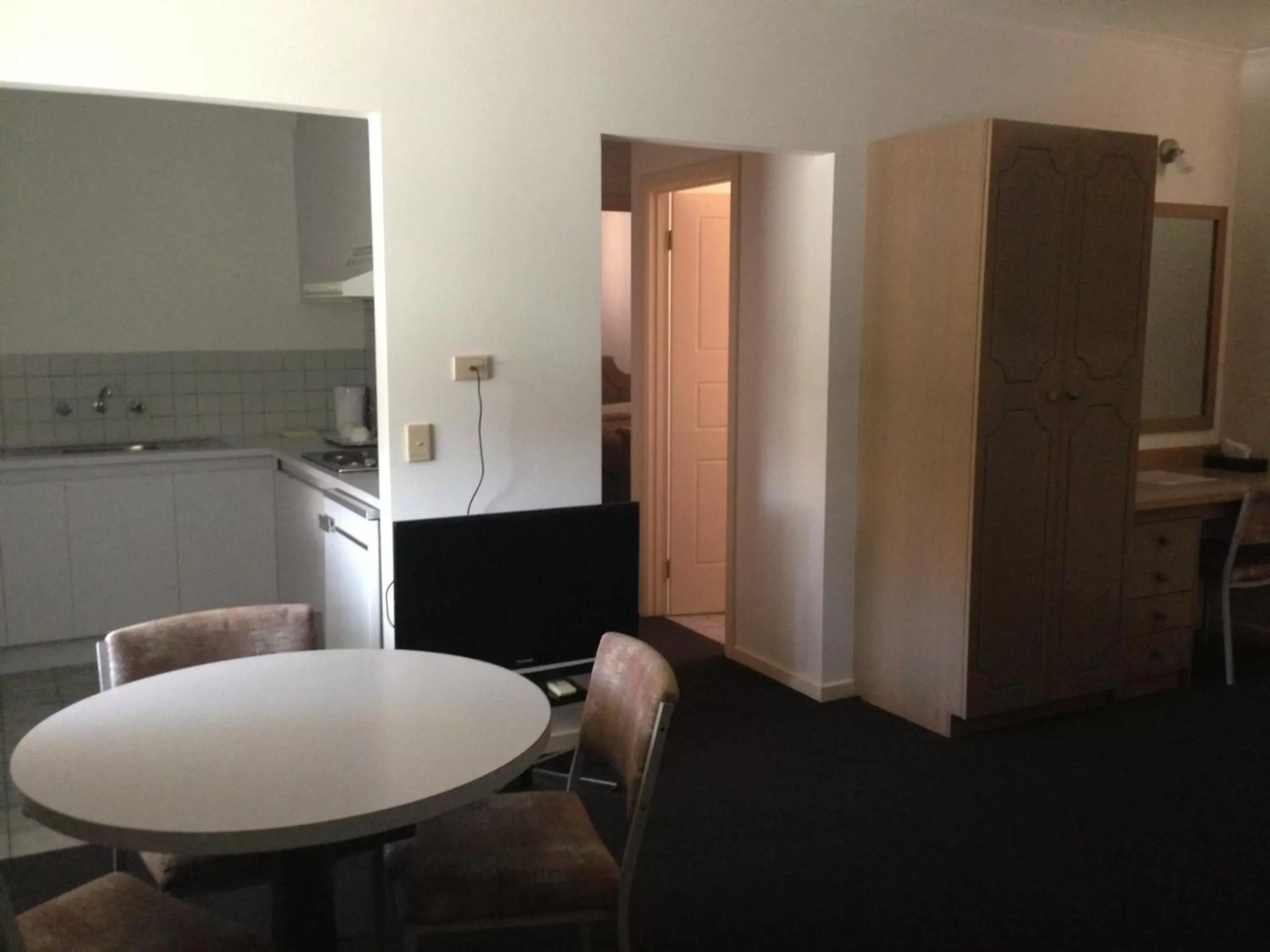 Dining area, Kitchen/Kitchenette in Nunawading Motor Inn