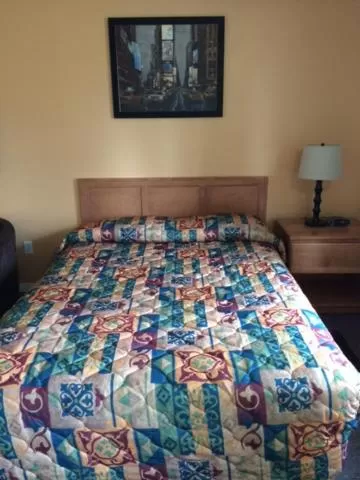 Bed in Carleton Motel and Coffee Shop