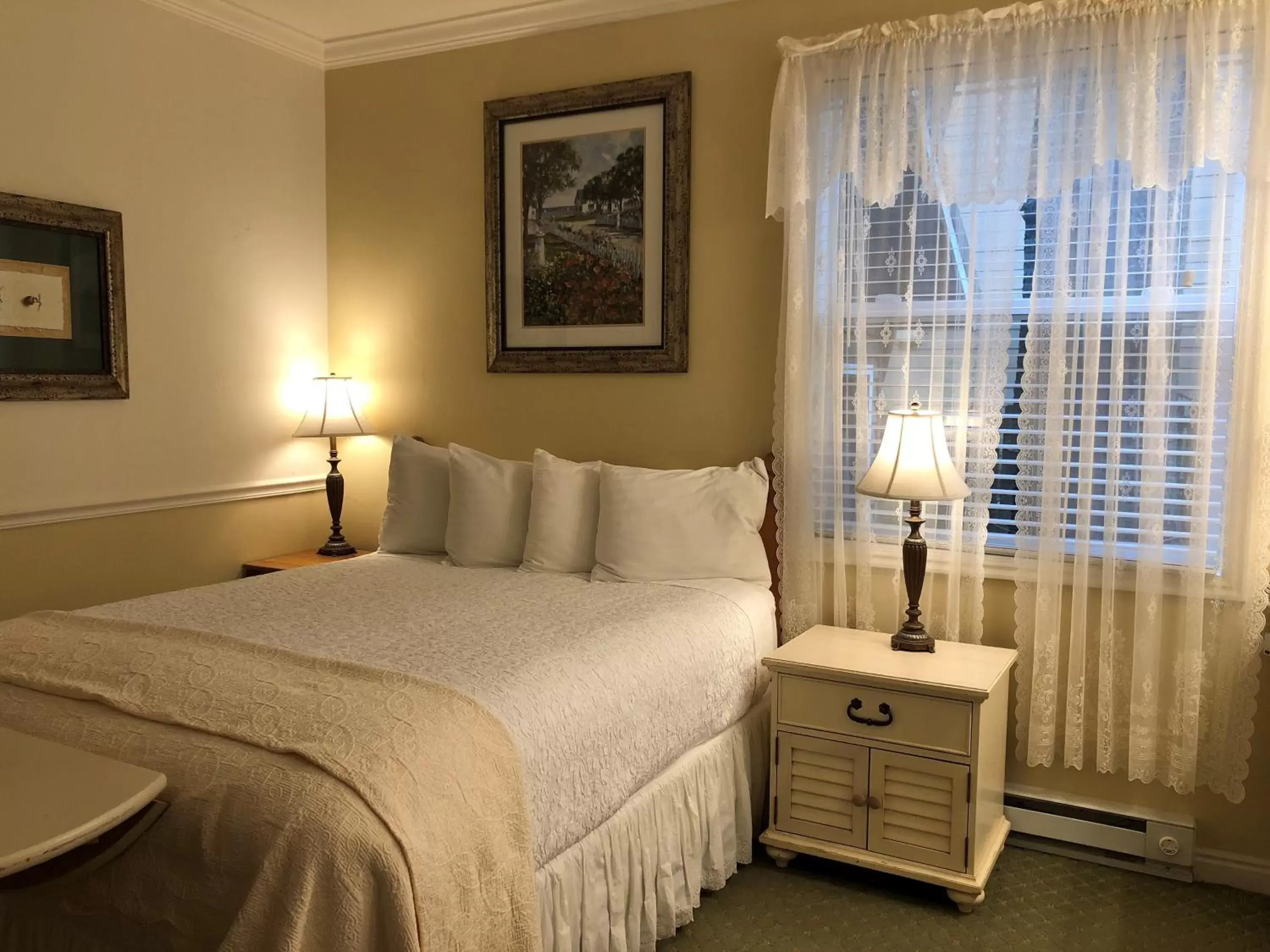 Shower, Bed in Best Western Grandma's Feather Bed