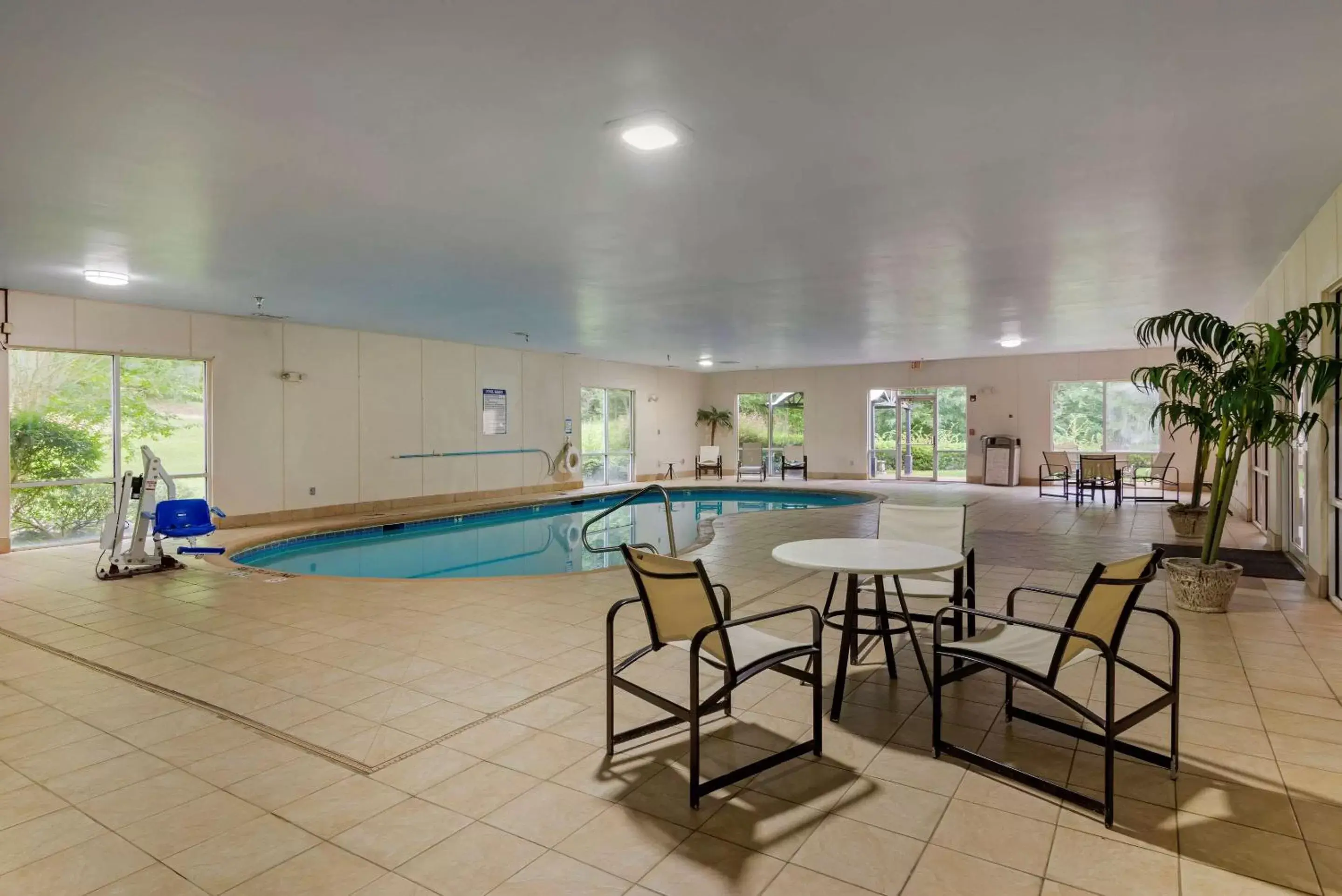 Activities, Swimming Pool in Comfort Suites Milledgeville