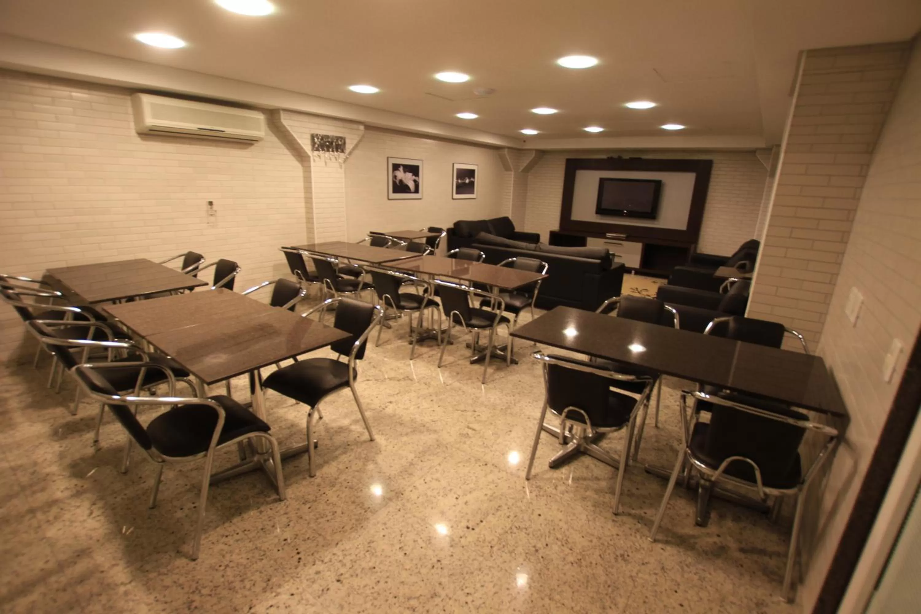 Communal lounge/ TV room in Hotel Confiance Batel