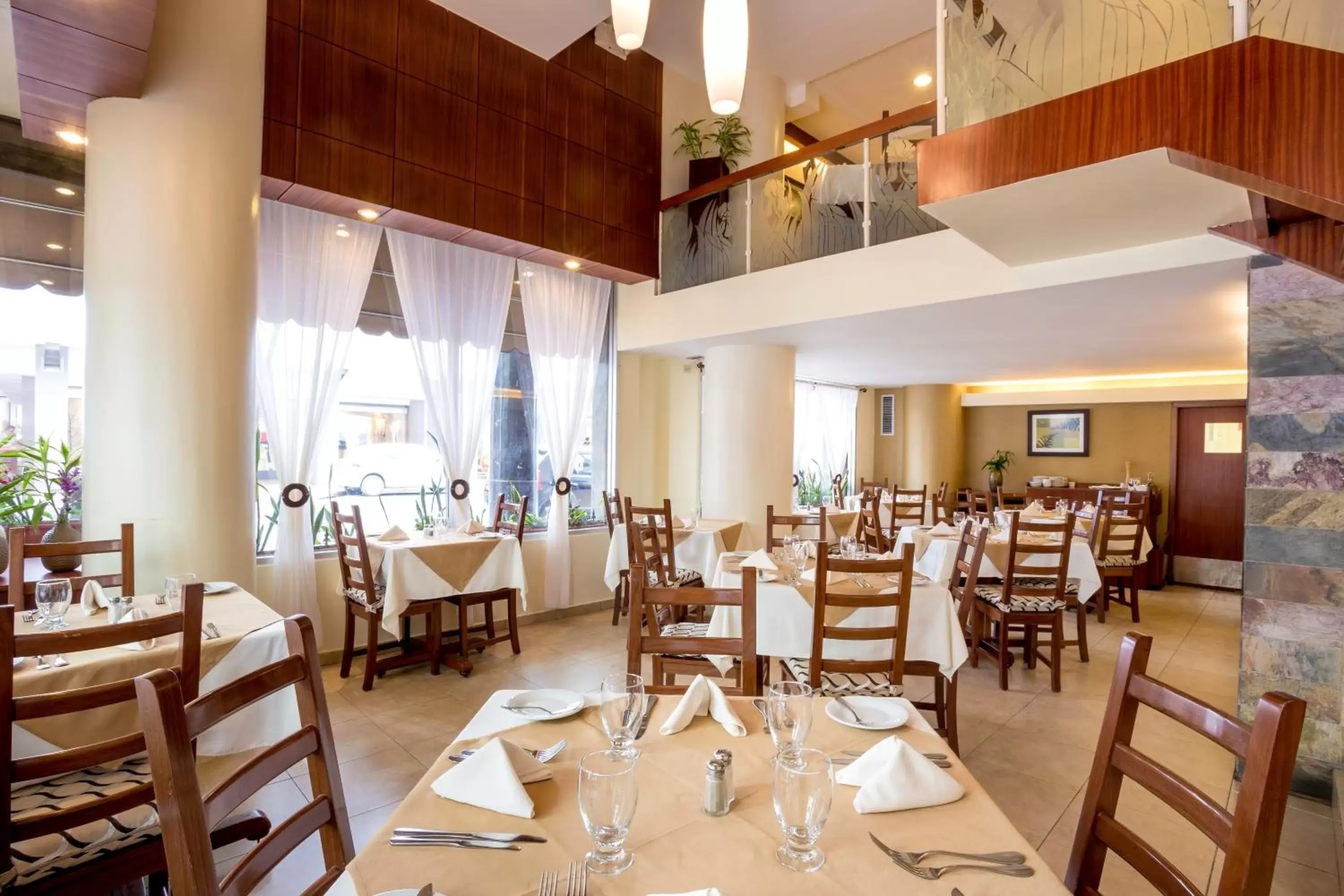 Restaurant/Places to Eat in Hotel Palace Guayaquil