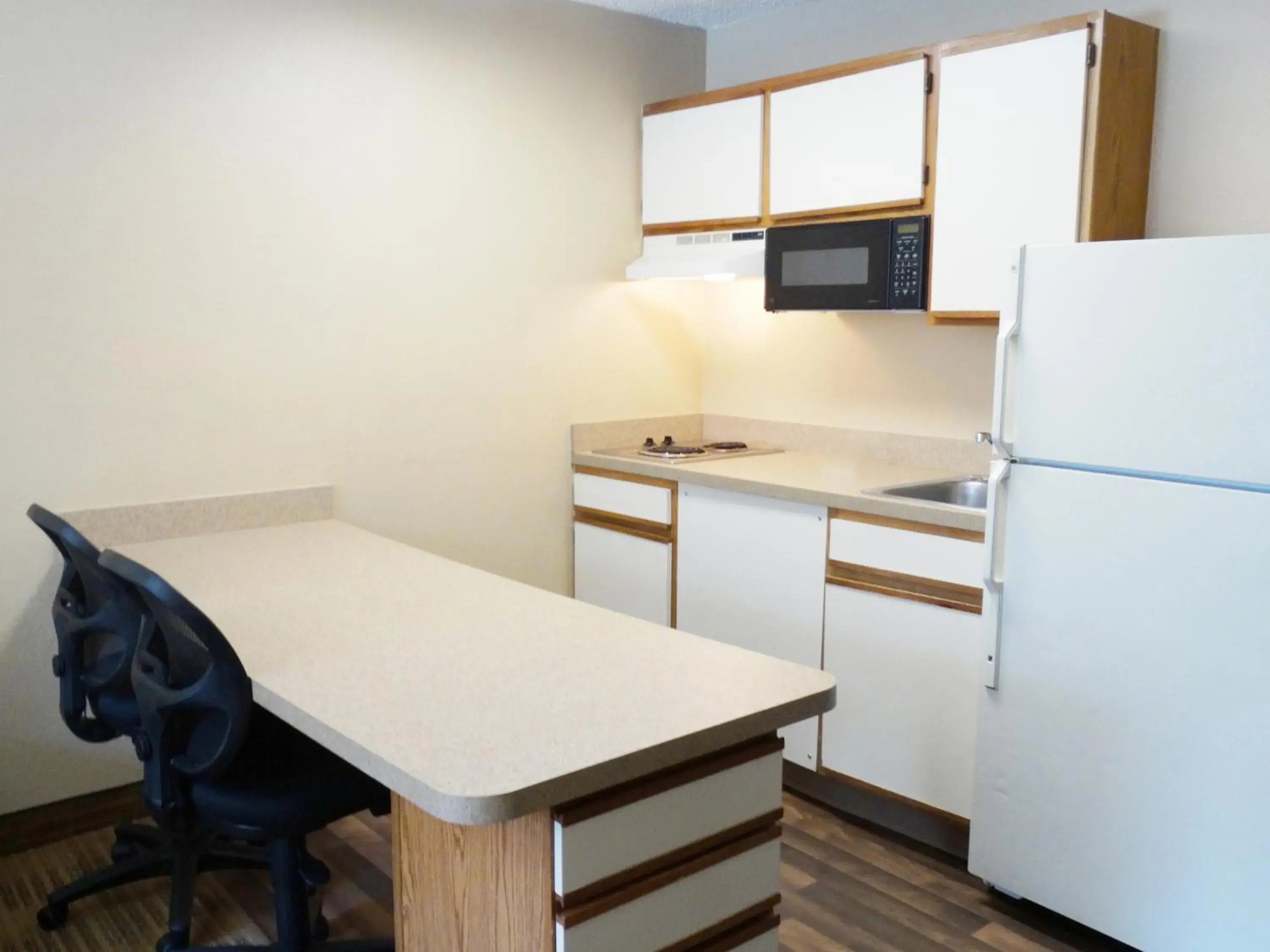 Kitchen or kitchenette, Kitchen/Kitchenette in MainStay Suites Raleigh North