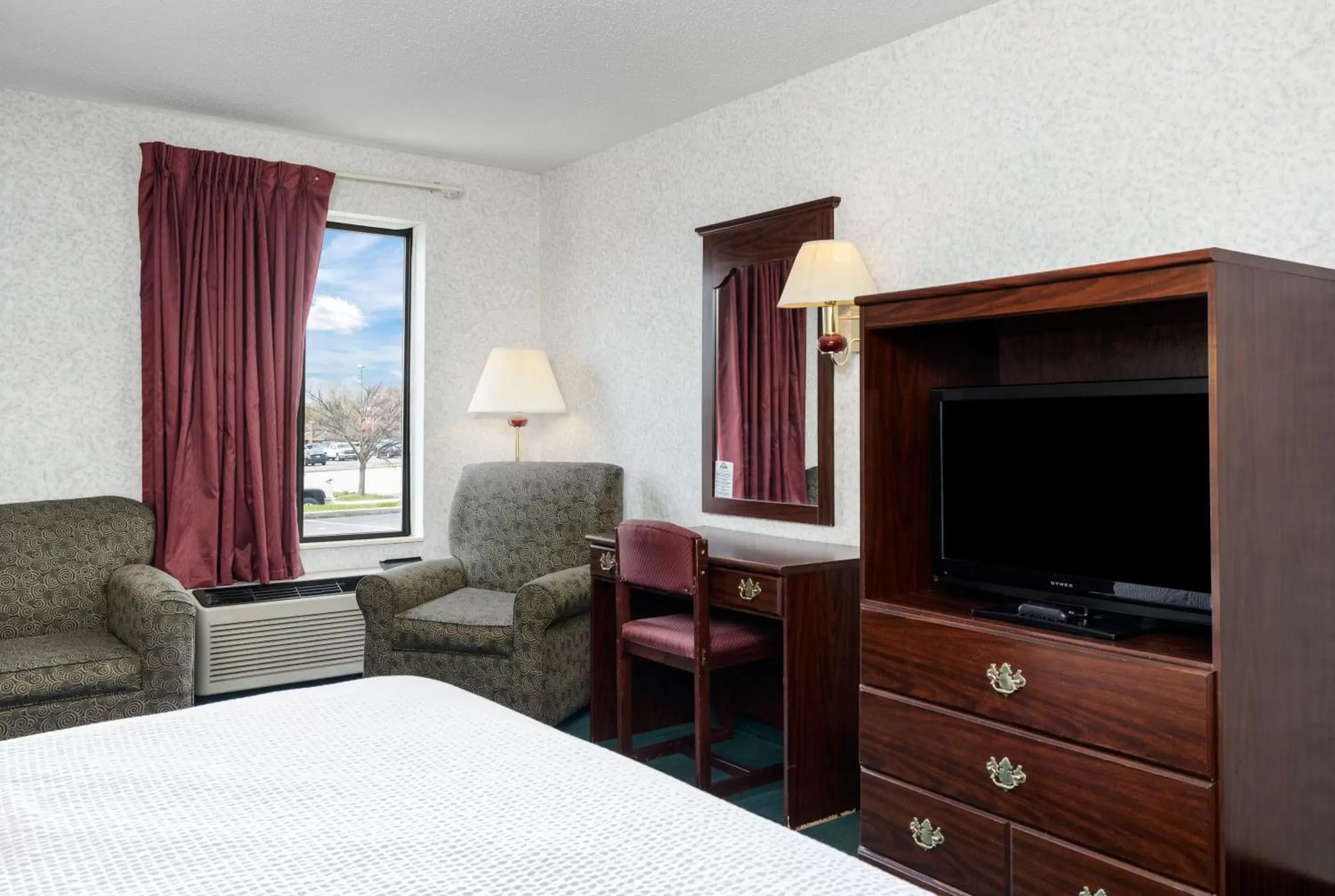 Bed, TV/Entertainment Center in Days Inn by Wyndham Battlefield Rd/Hwy 65