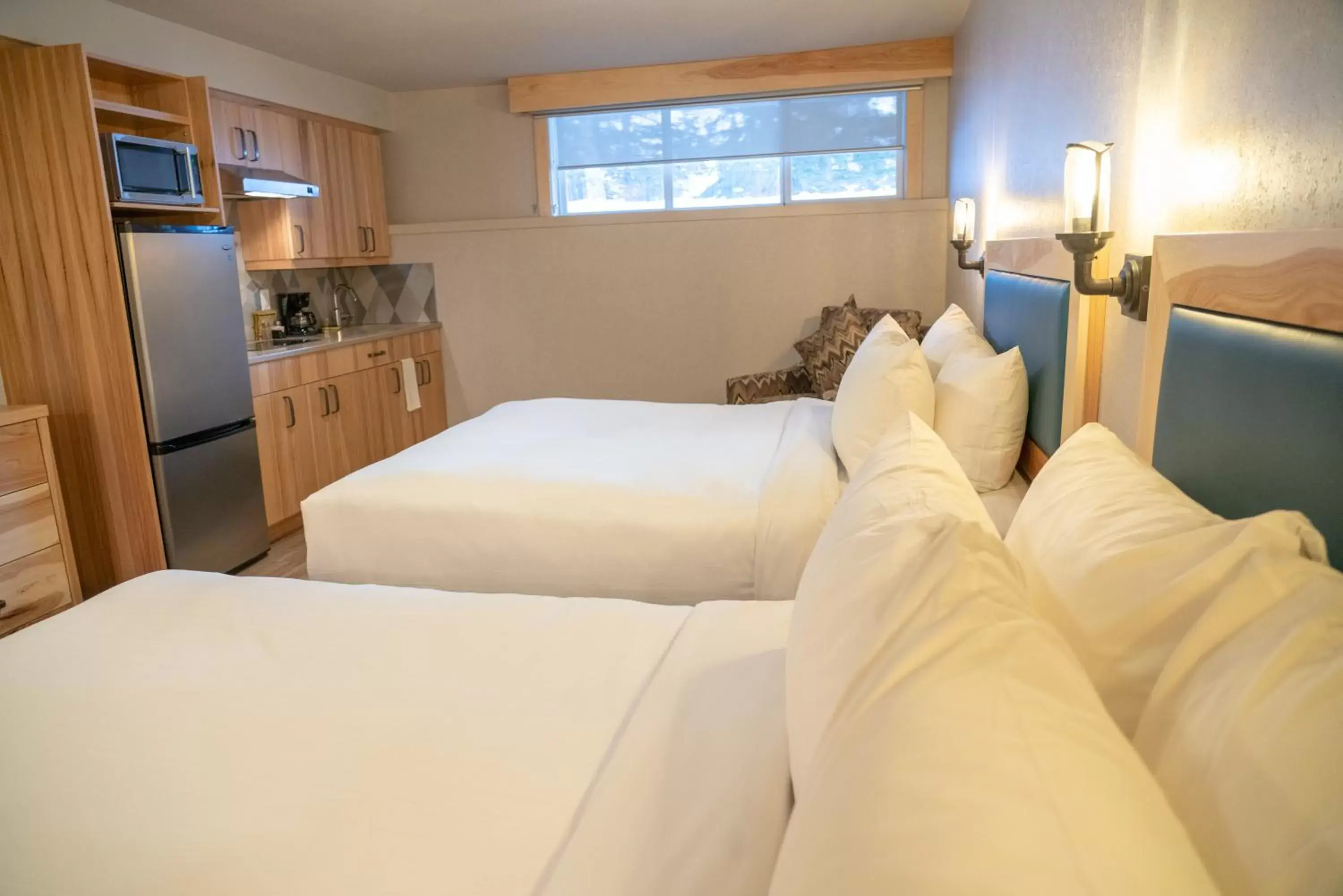 Kitchen or kitchenette, Bed in Tunnel Mountain Resort