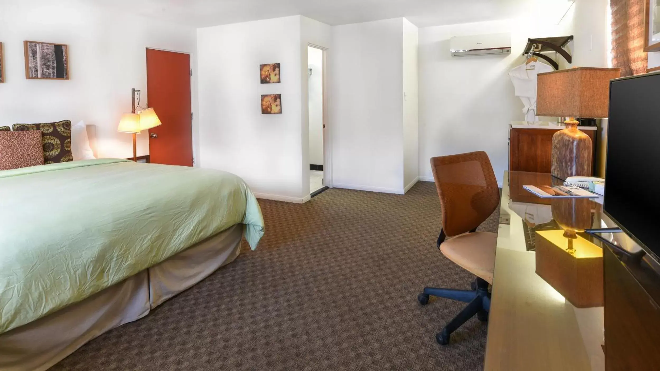 King Room in The Skylark, a Palm Springs Hotel King Room in The Skylark, a Palm Springs Hotel