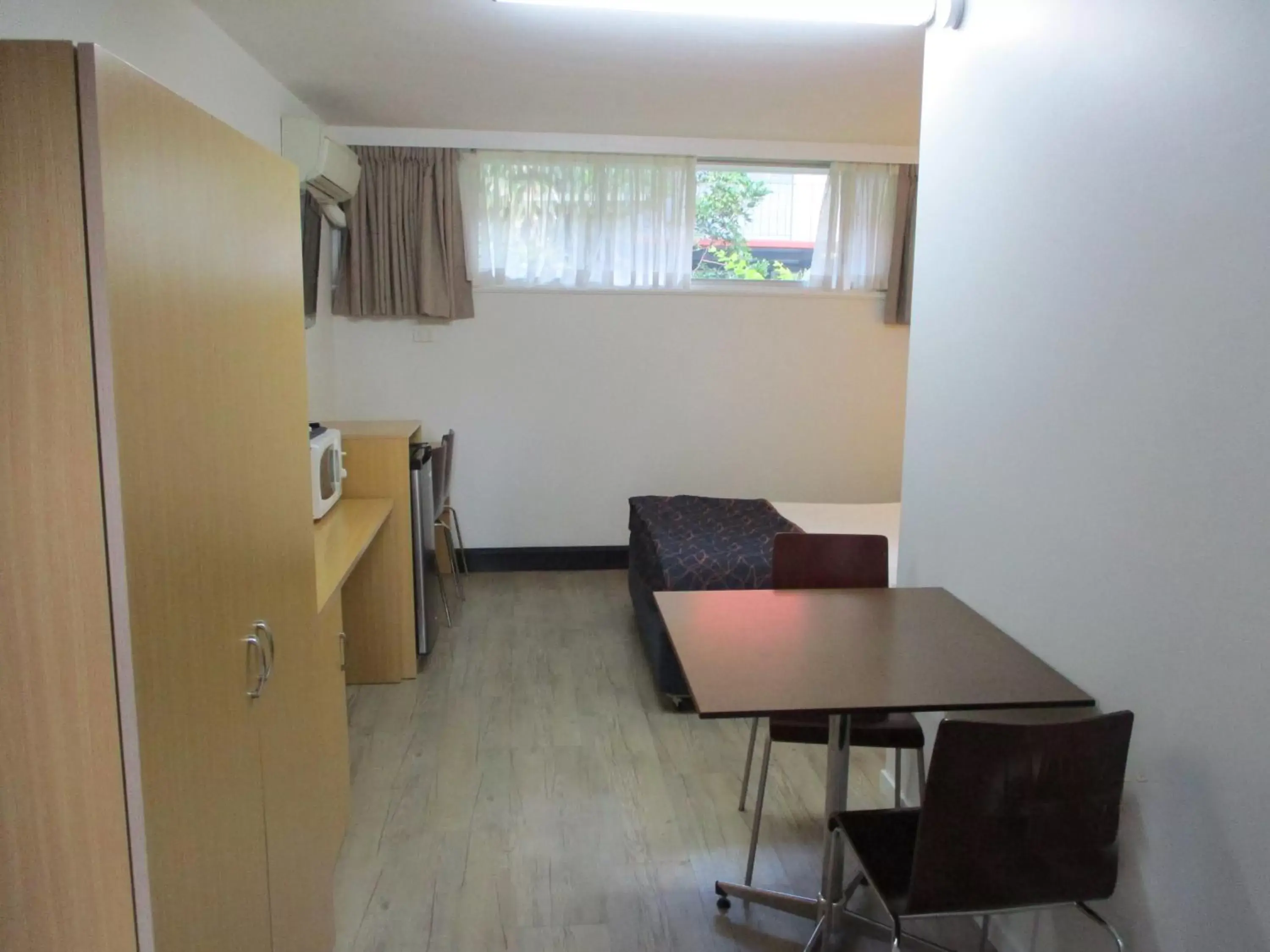 Bedroom, Dining Area in Airway Motel