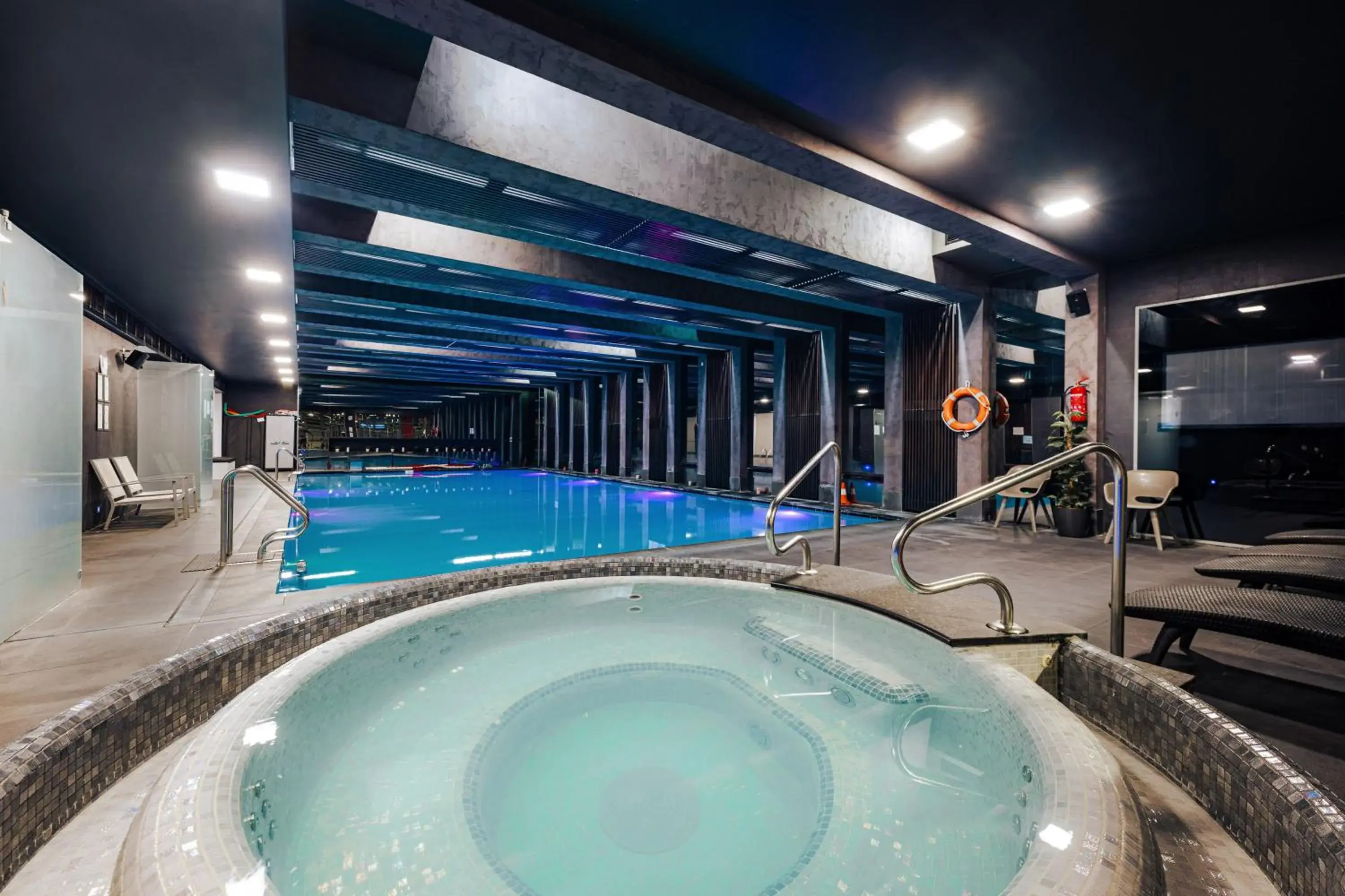 Hot Tub, Swimming Pool in Bliss Hotel & Wellness