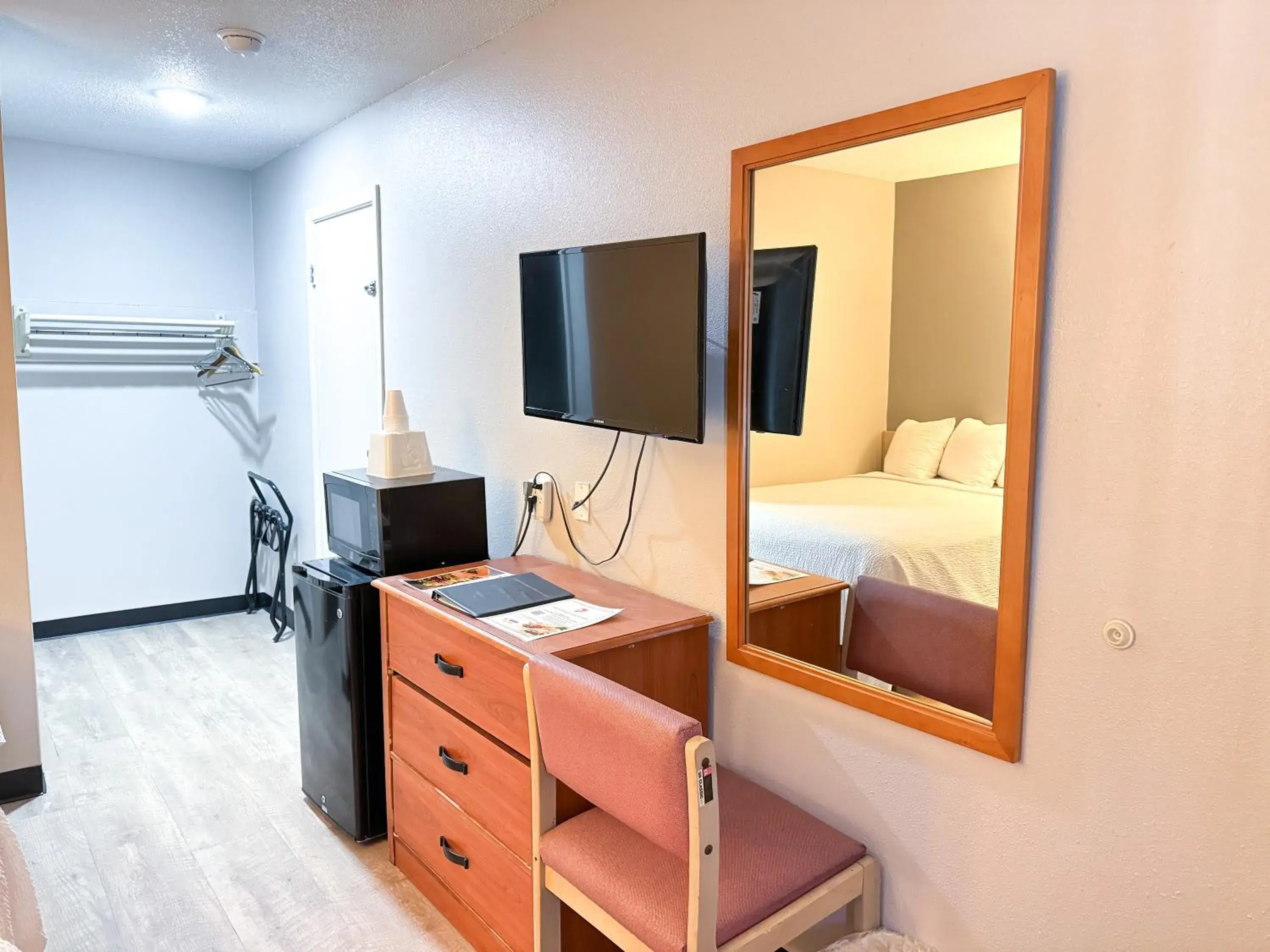 Guests, TV/Entertainment Center in Super 7 Motel