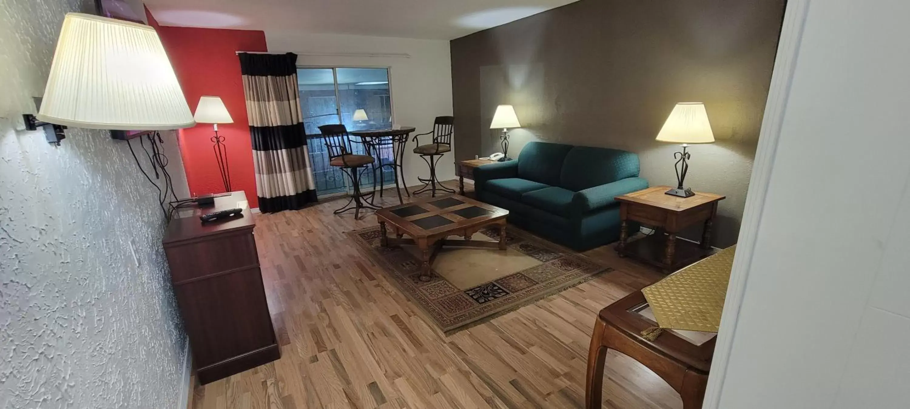 King Suite with Fireplace - Non-Smoking in Ramada by Wyndham Mountain Home