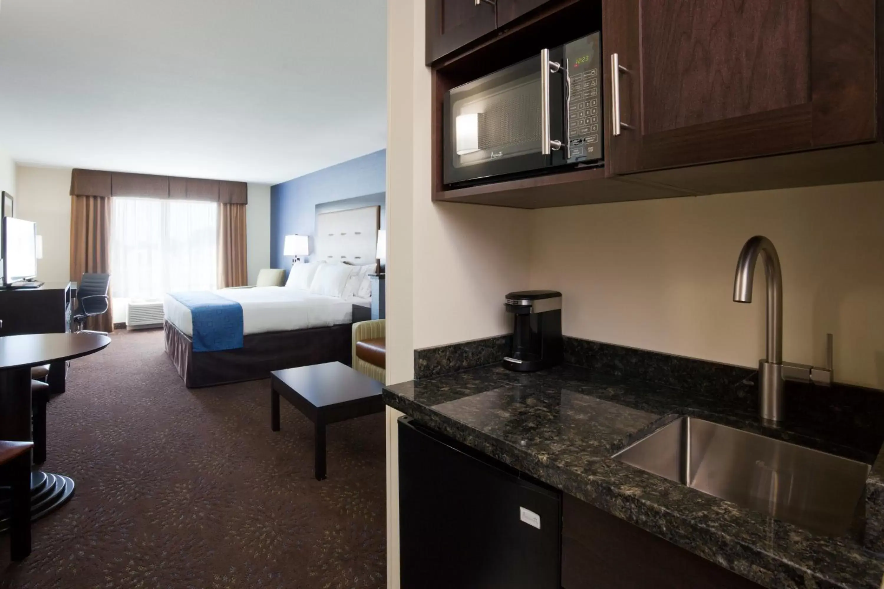 Photo of the whole room, Kitchen/Kitchenette in Holiday Inn Express & Suites Fort Dodge, an IHG Hotel